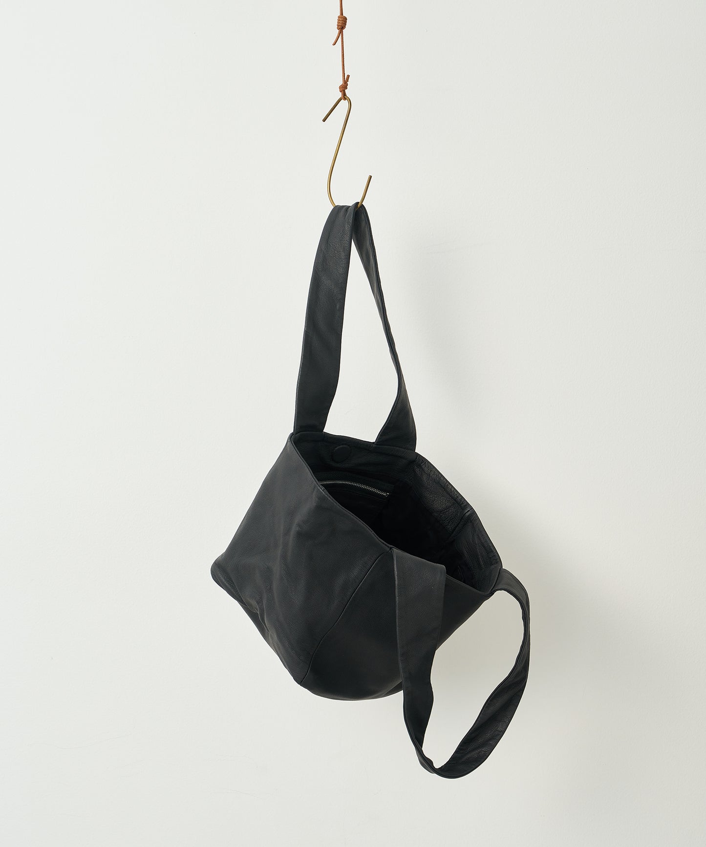 #11《BF SALE 20%》キャリートート (black) / やぎ革・ベアー