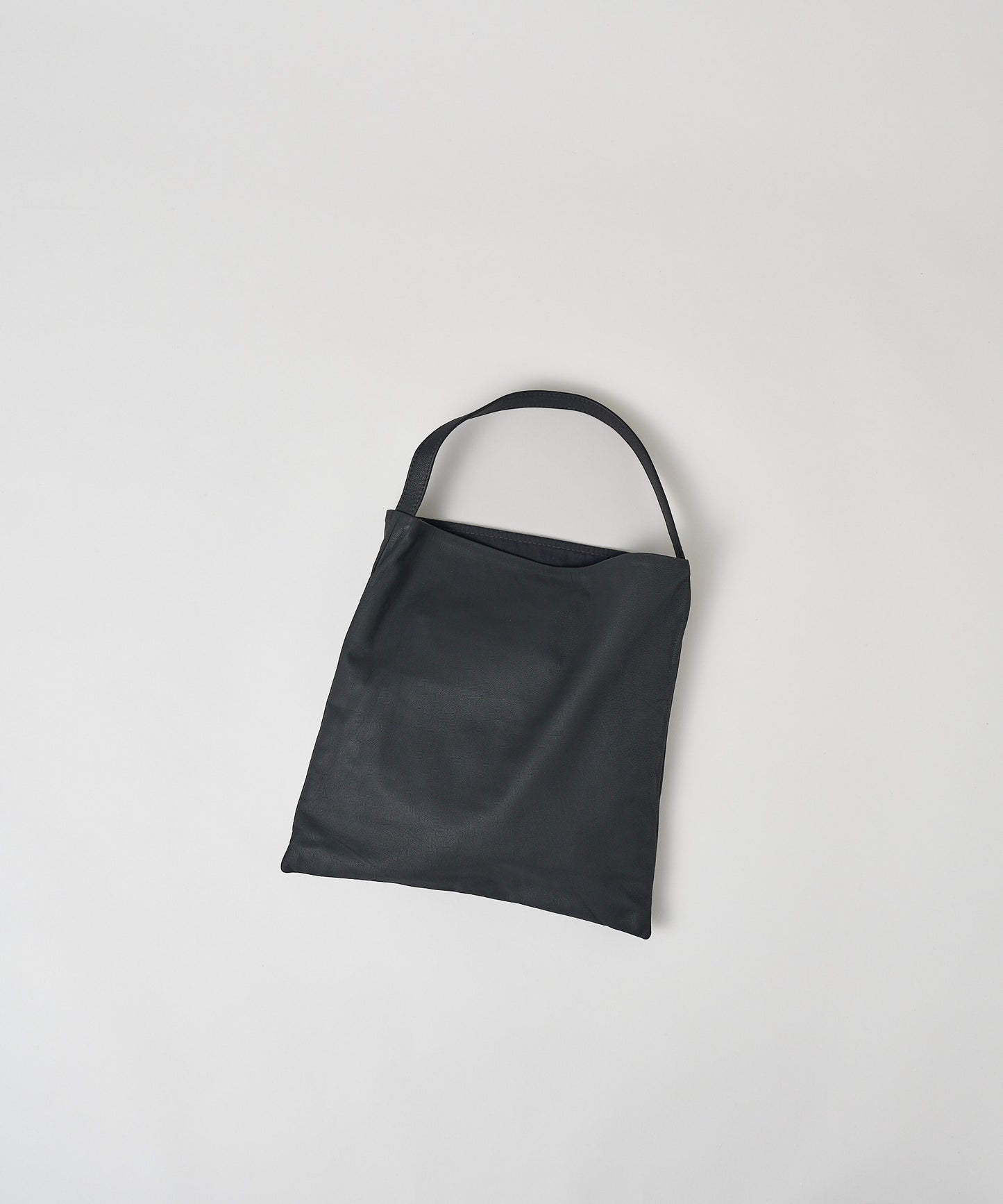 #11《BF SALE 20%》ベーシックスクエアM(black) / やぎ革・ベアー