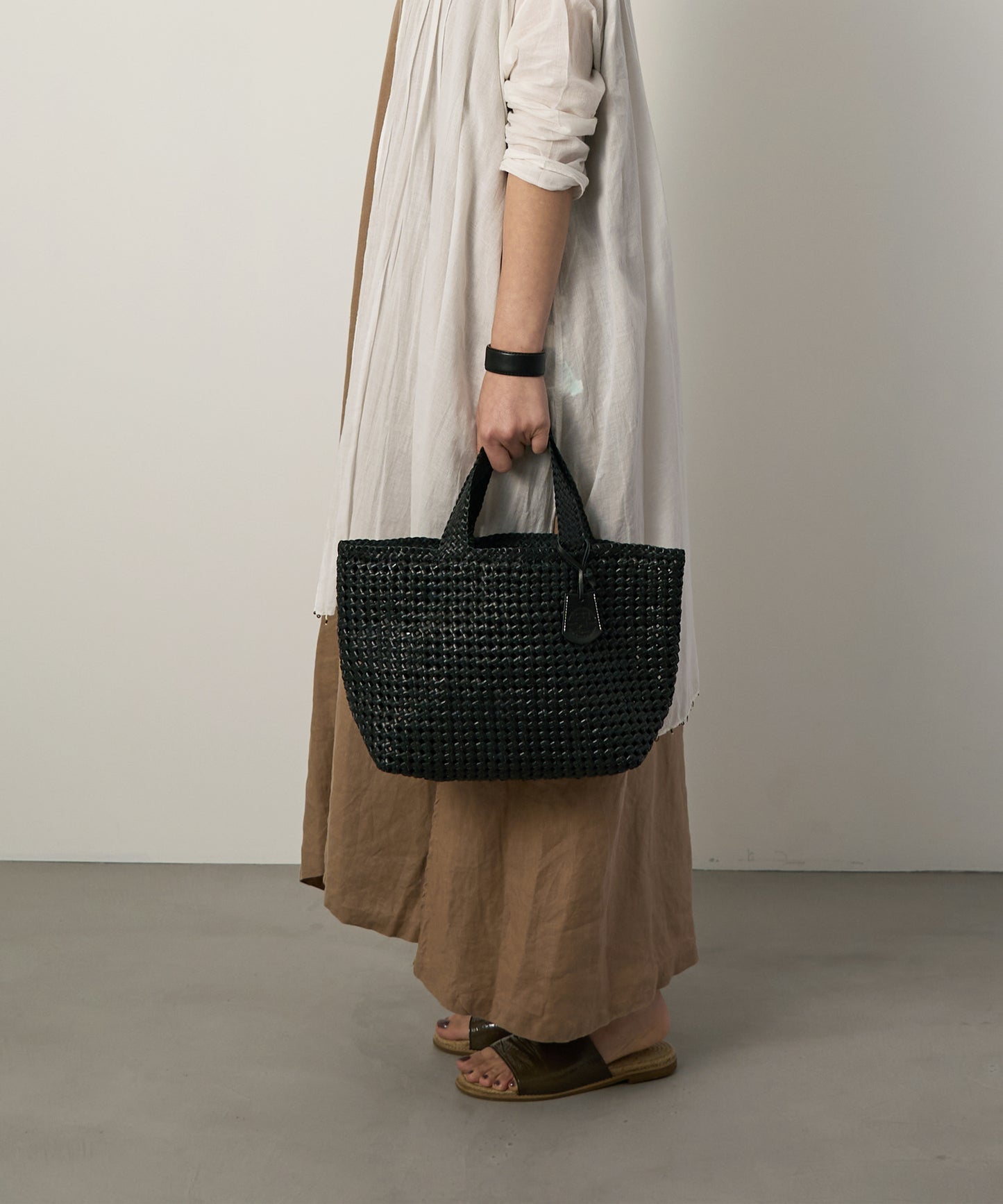 《SALE 20%》ランチバッグS (black) / やぎ革・ゴートメッシュ