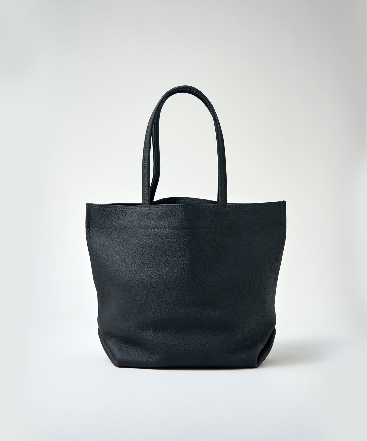 #51b/ ランチバッグM(ink black)/ 牛革・フィリップ