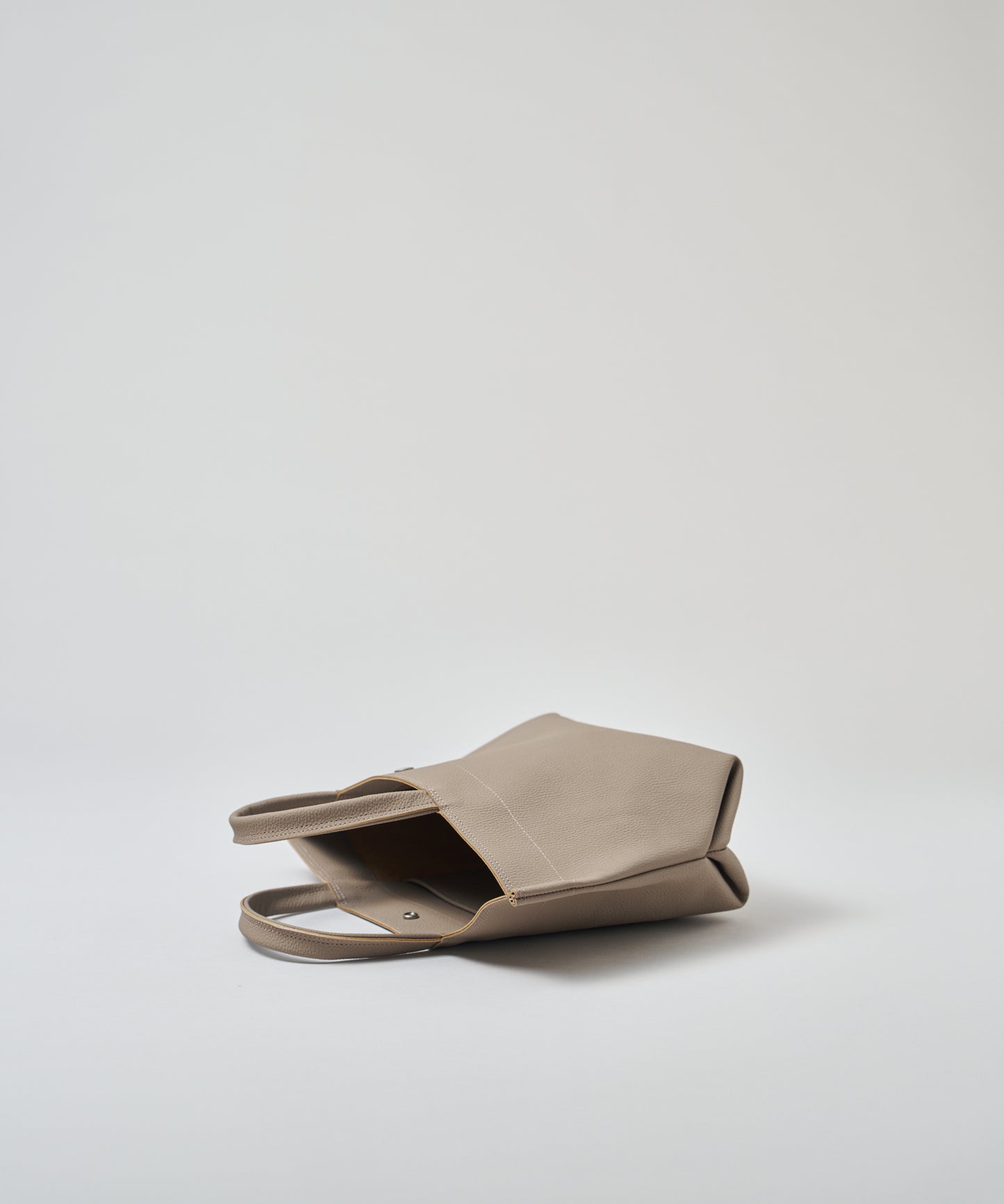 #51b《BF SALE 30%》ランチバッグS ・ホック付き(ink black) / 牛革・フィリップ