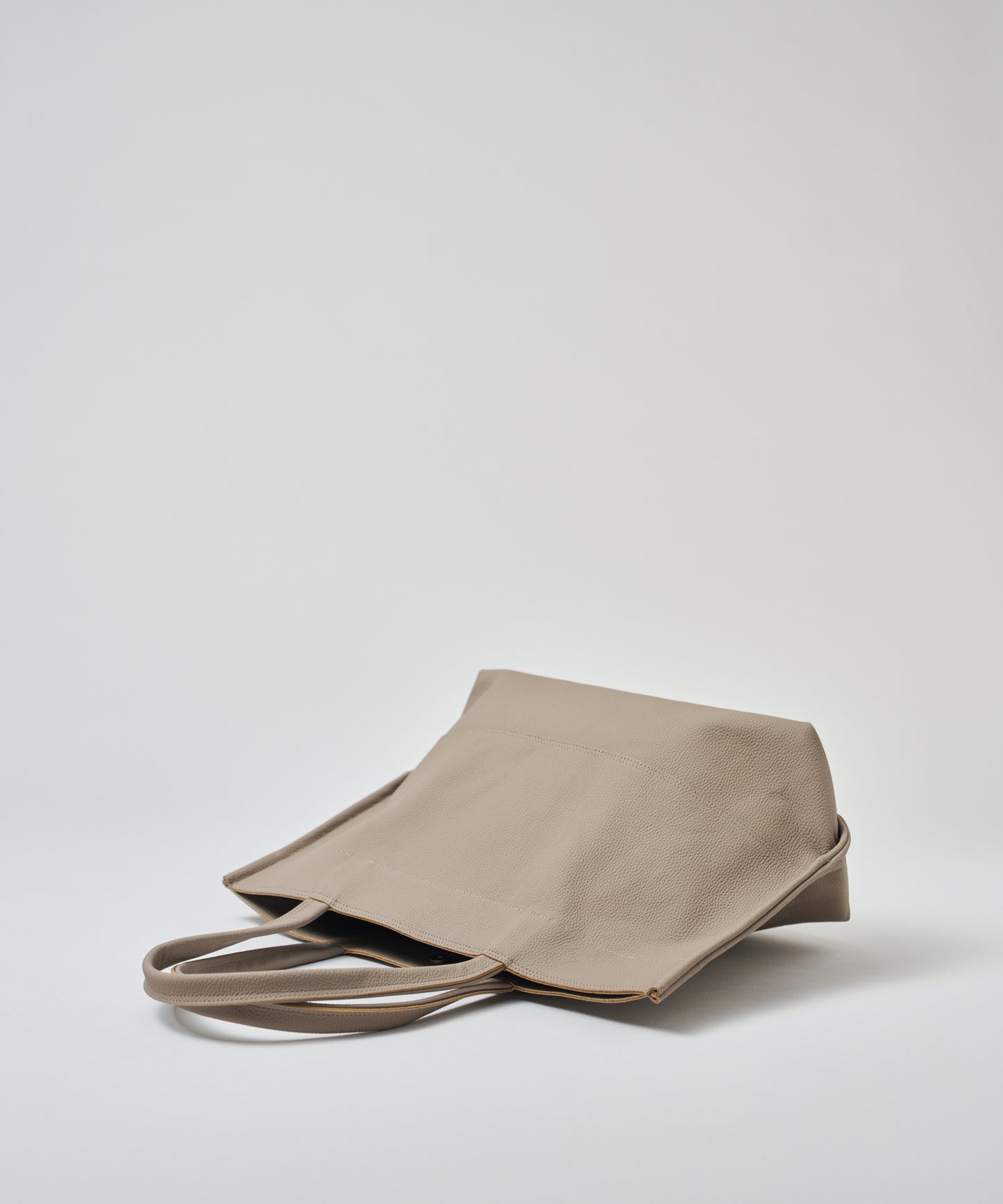 #51b/ ワイドトートM(almond gray)/ 牛革・フィリップ