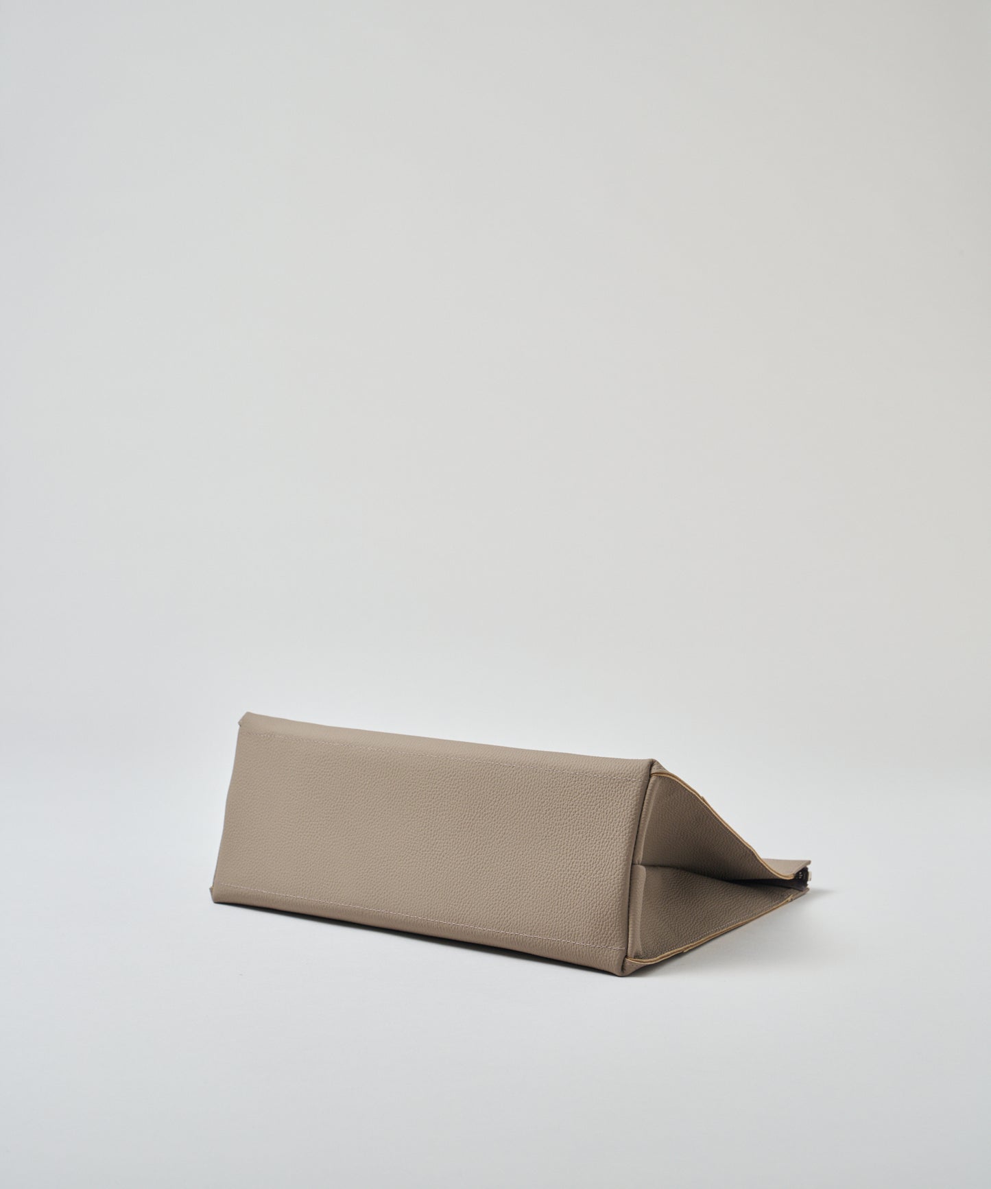 #51b《SALE 40%》クルーズショッパーL(ink black)/ 牛革・フィリップ