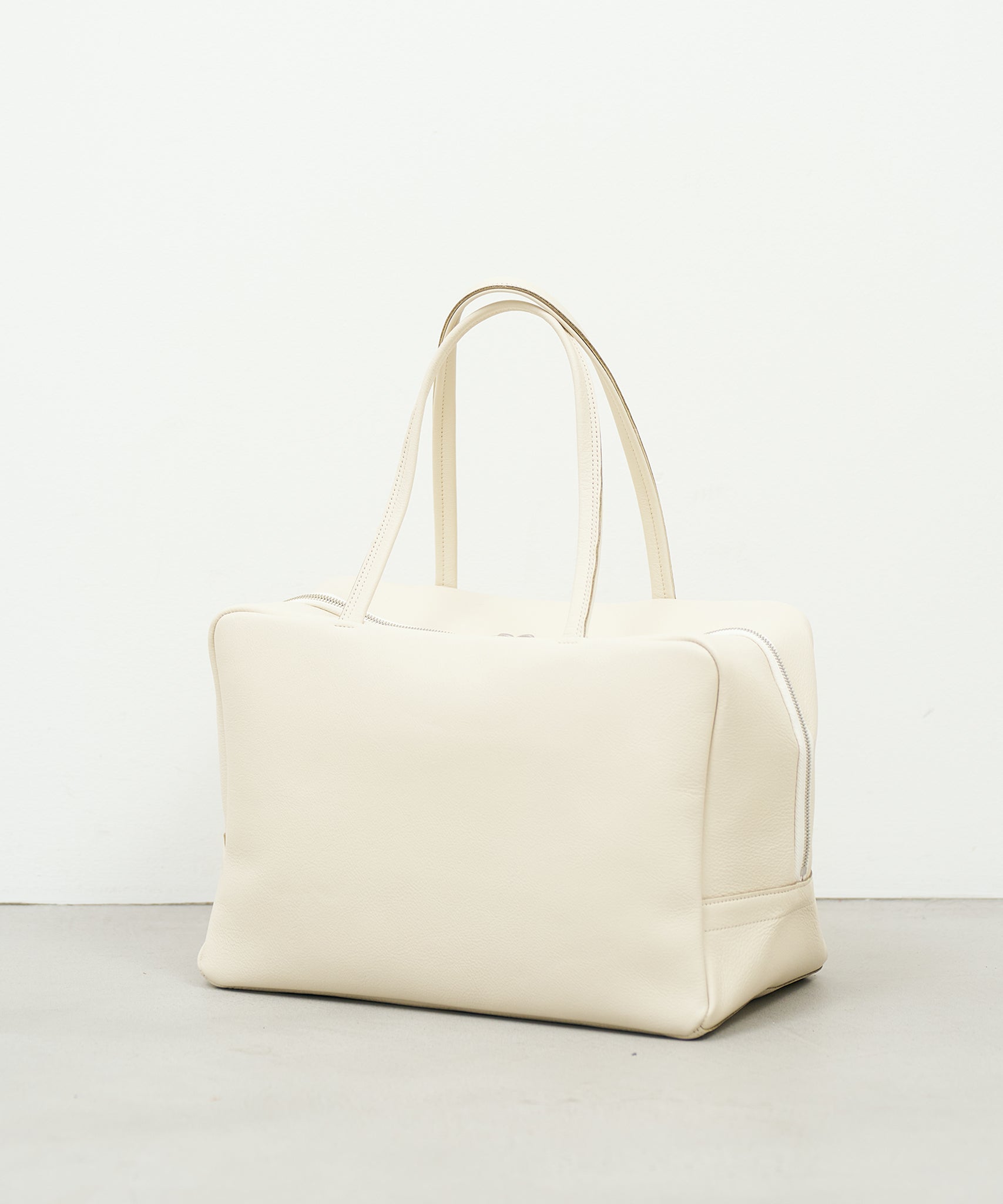 ボストンバッグ》軽くて柔らかい牛革を使用したシンプルなボストン