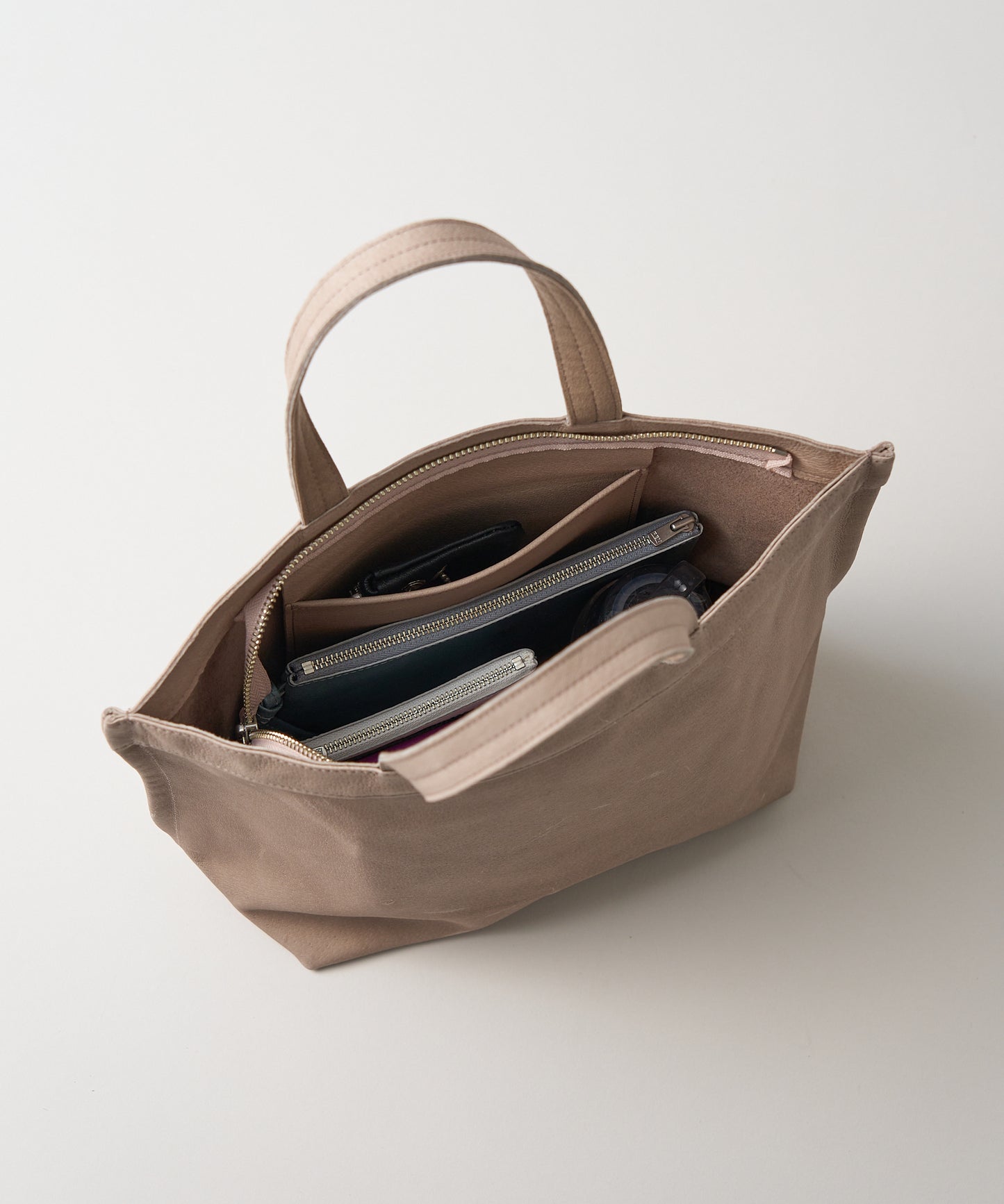 収納イメージ / 350mlボトル・A5ポーチ・財布・手帳