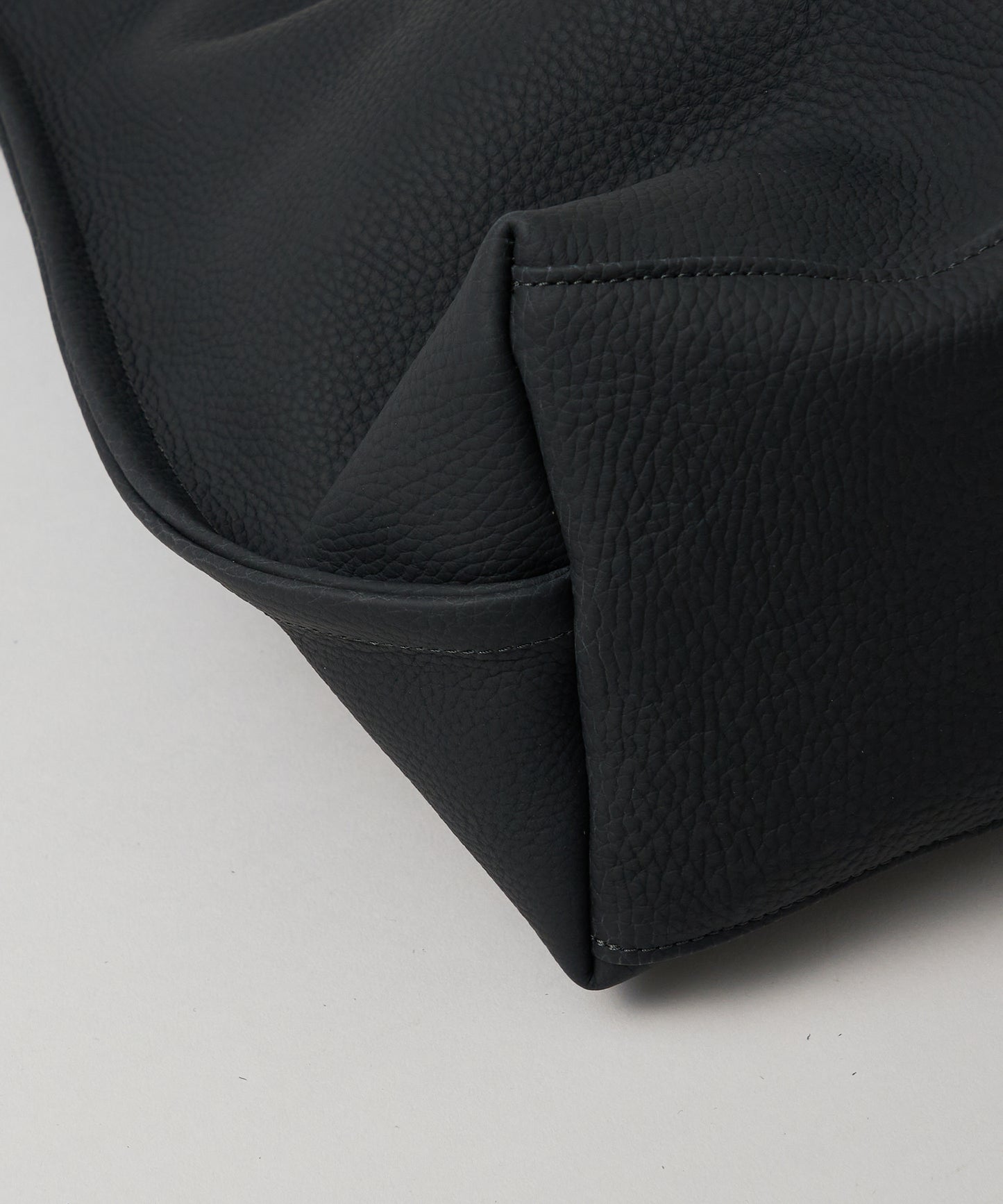 #51b《BF SALE 30%》ベーシックジップトートM 2way (ink black) / 牛革・フィリップ