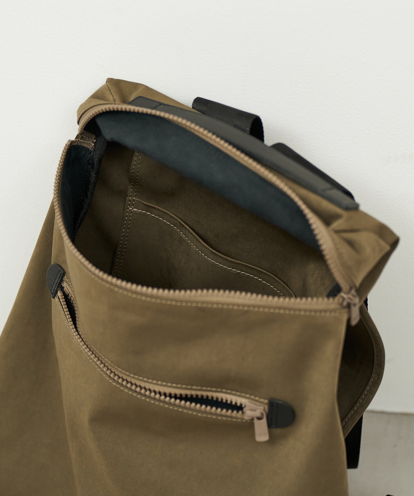 #89《~5/6 10%》フラットリュック(khaki)/ HD NYLON