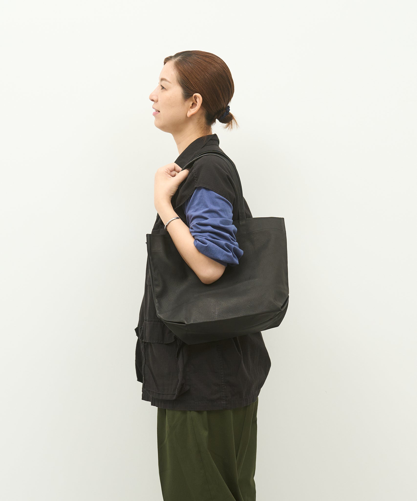 REN】《トートバッグ》シンプルで軽い、A4サイズの肩掛けレザーバッグ。