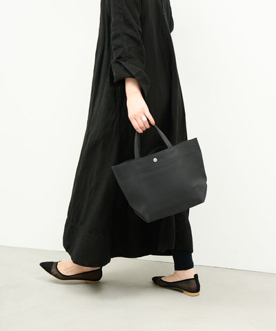 #51b《BF SALE 30%》ランチバッグS ・ホック付き(ink black) / 牛革・フィリップ