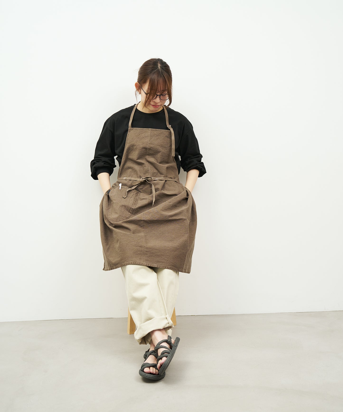 #74 / ユニエプロン(Logwood gray)/ NATURE DYE