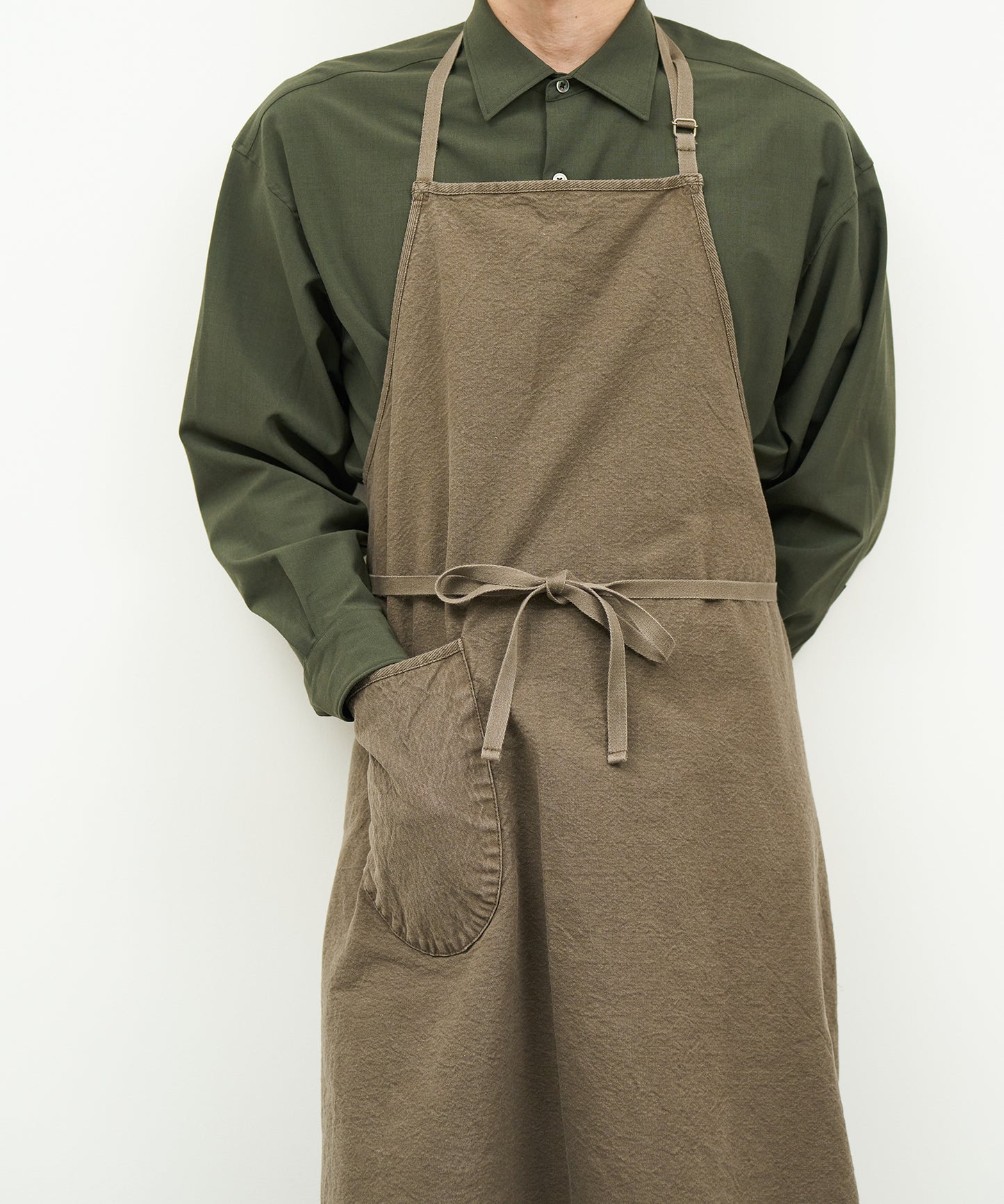 #74/ ユニエプロン(Logwood gray)/ NATURE DYE