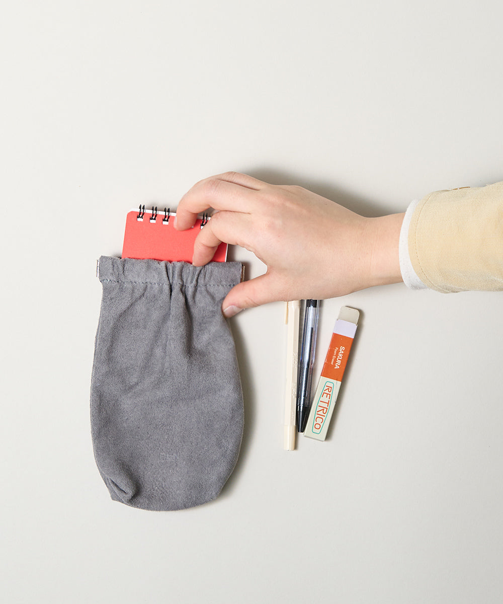 mid gray / 両端を押すと口金が開きます
