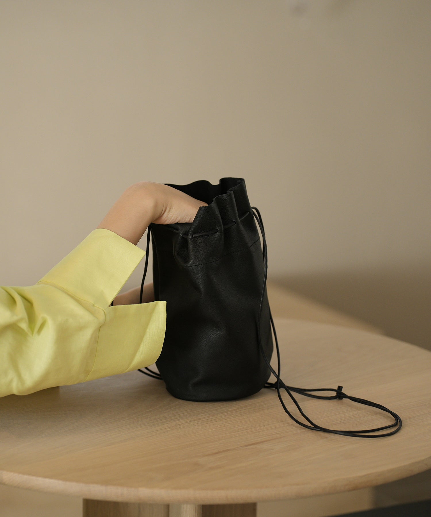 REN】《巾着バッグ》シンプルで合わせやすいレザー素材の斜めがけバッグ。