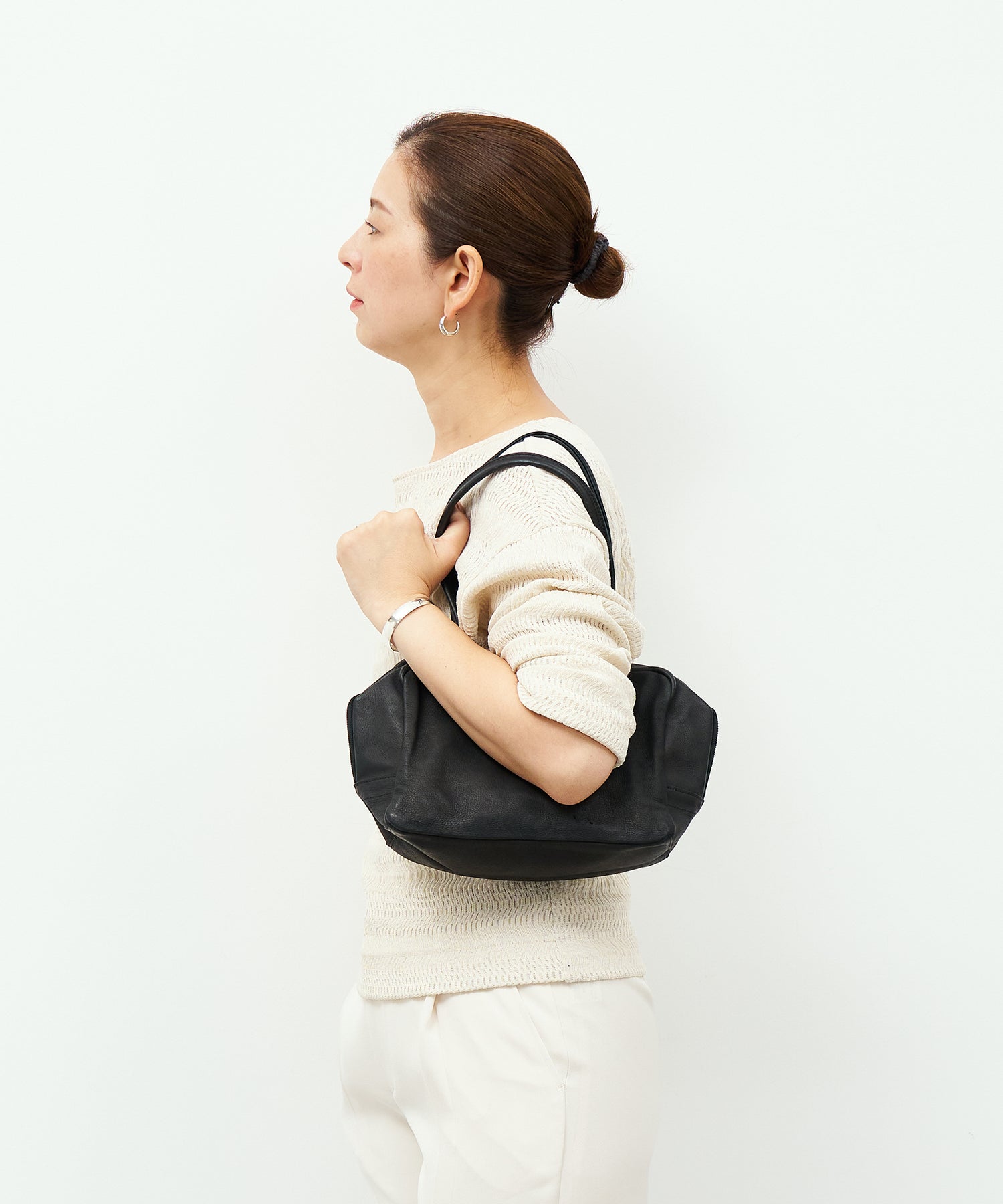 【極美品】REN　スクエアダッフル XS ブラック　完売カラー　レザー REN】《ボストンバッグ》肩掛けできる小ぶりのスクエア型の