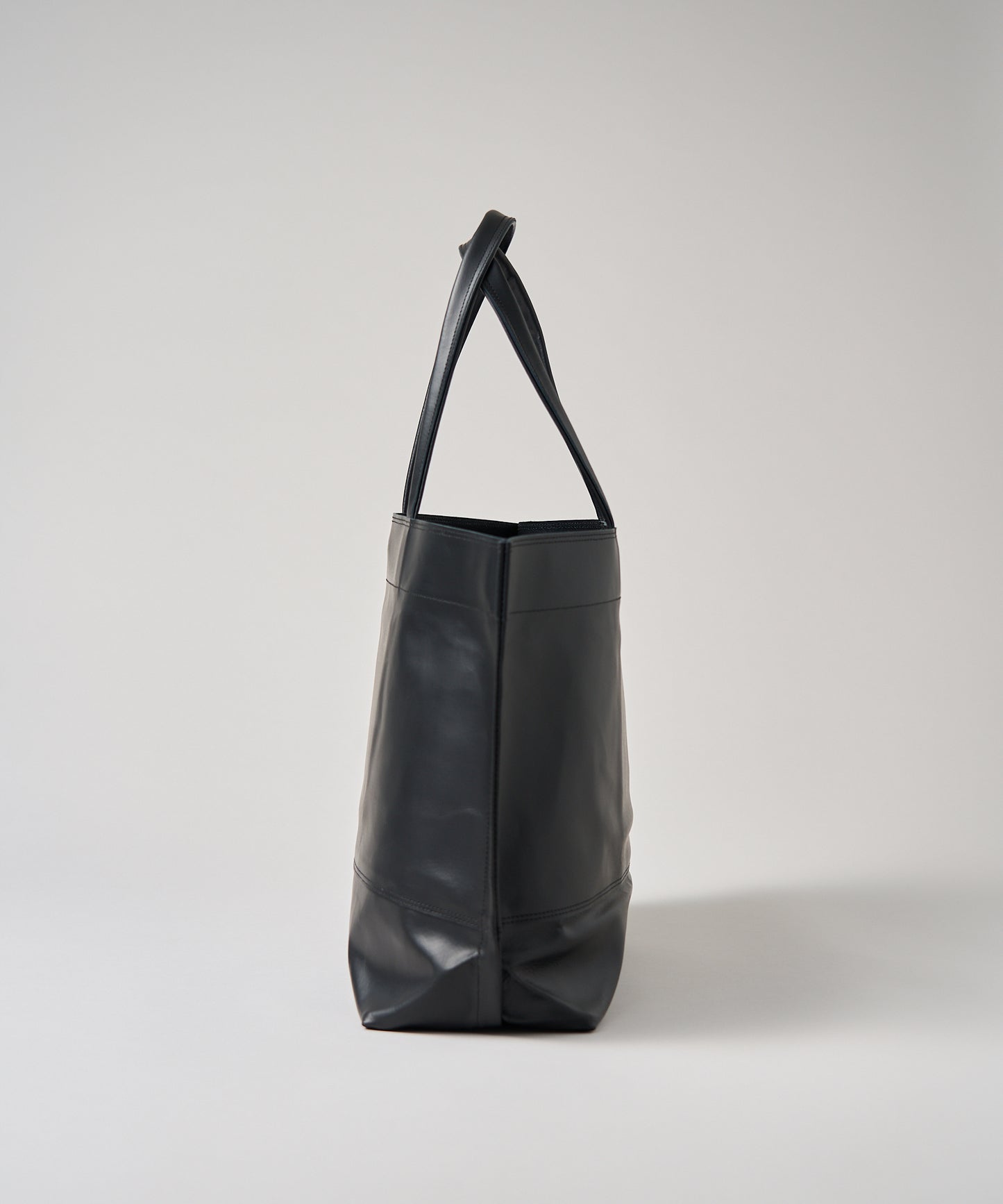 トートバッグ》シンプルで軽い、たっぷり容量のレザーバッグ。 – REN