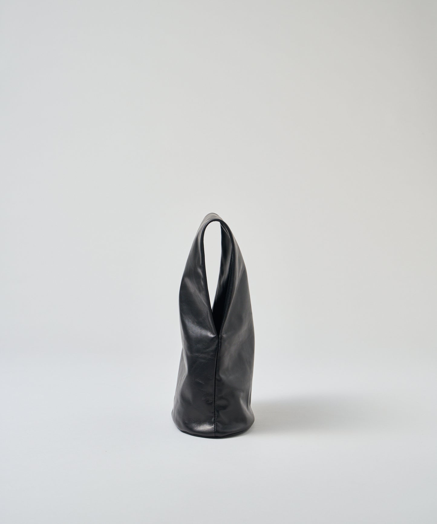 #45《BF SALE 10%》スリーブトート（black）/ 牛革・アペルト