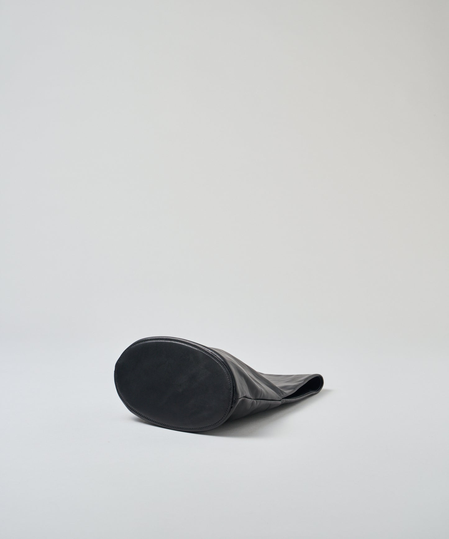 #45《BF SALE 10%》スリーブトート（black）/ 牛革・アペルト