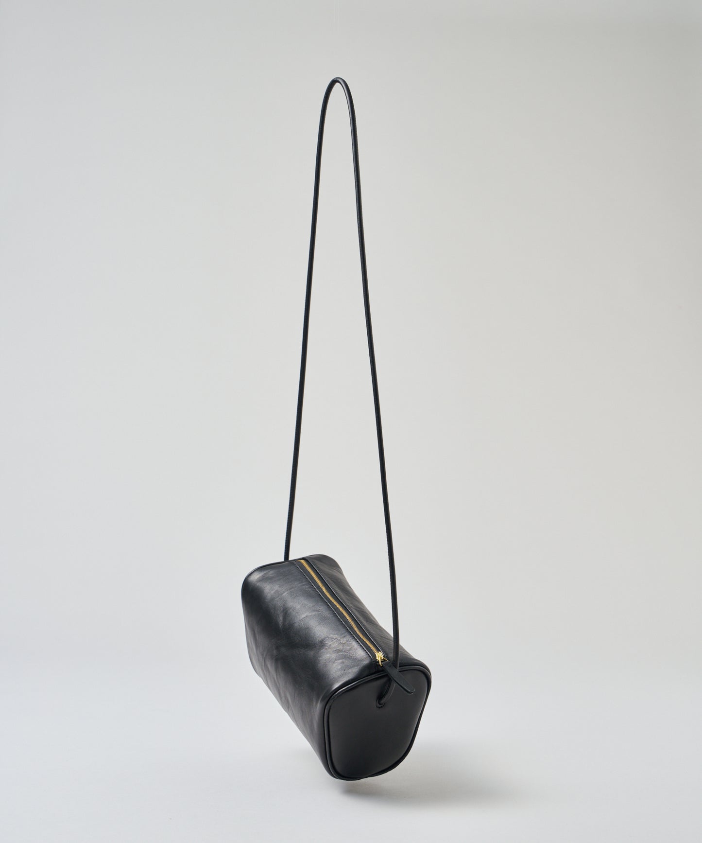 #45《BF SALE 10%》フロートミニショルダー（black）/ 牛革・アペルト