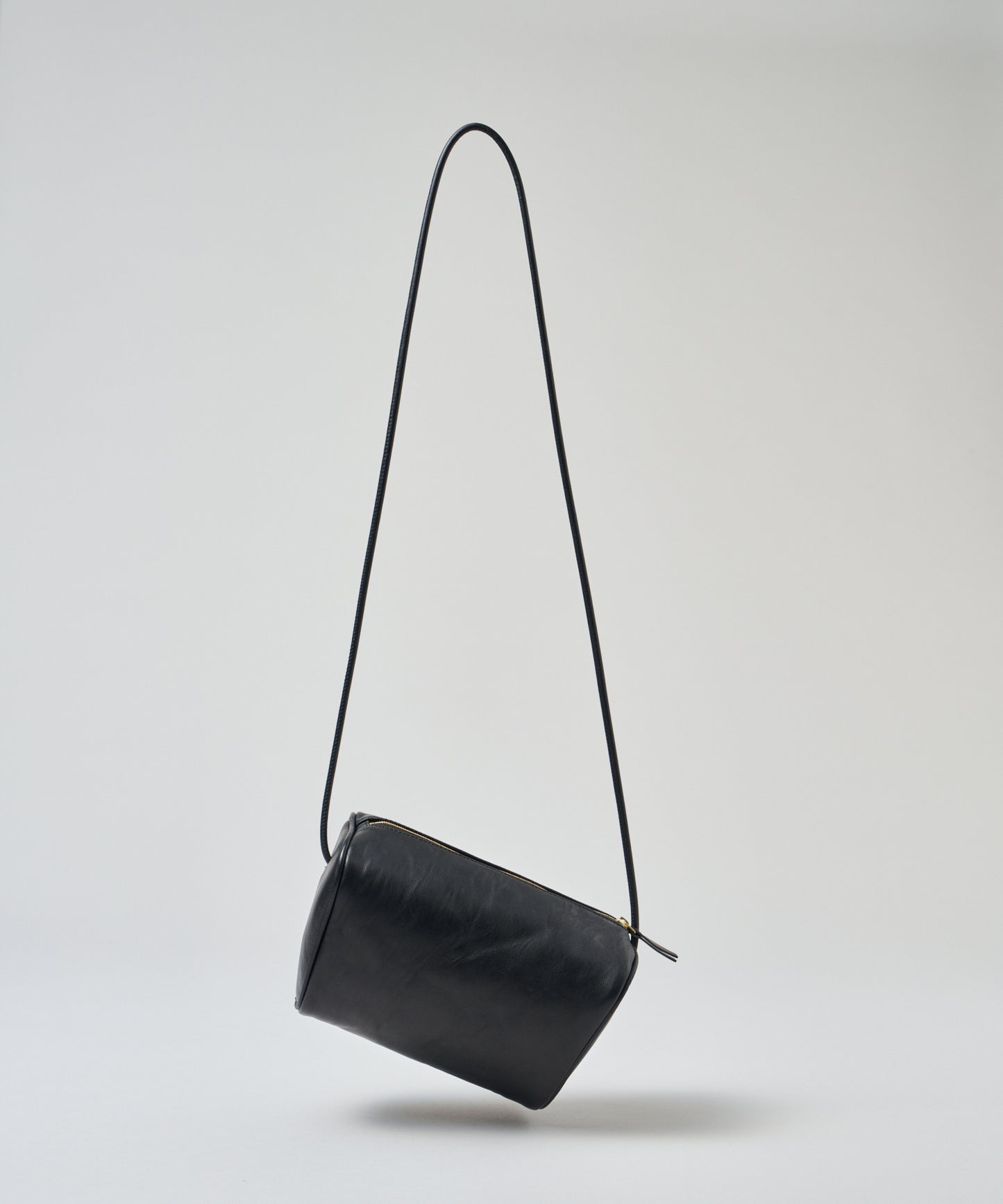 #45《BF SALE 10%》フロートミニショルダー（black）/ 牛革・アペルト