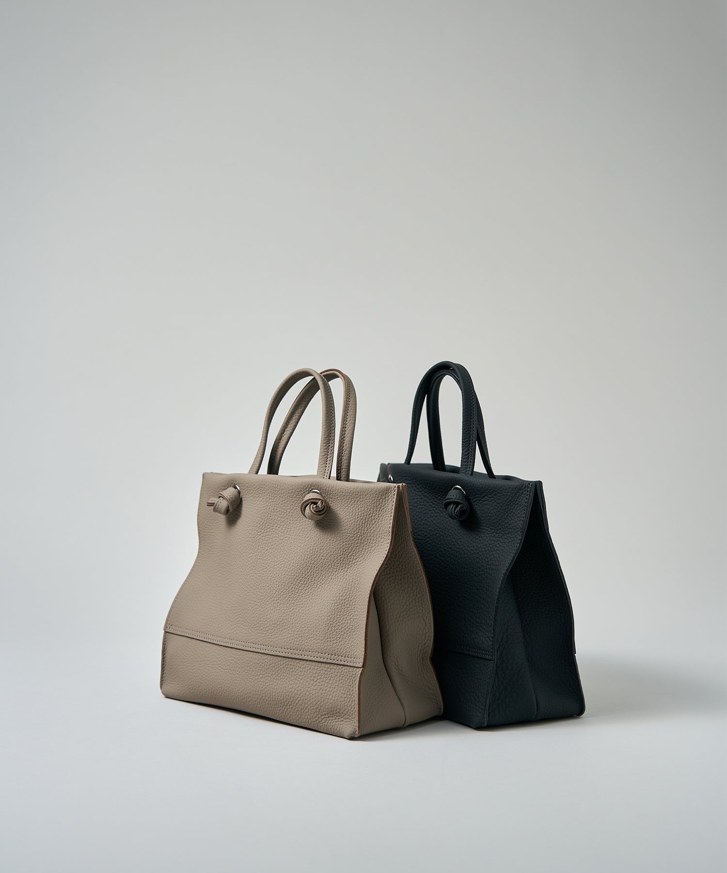 almond gray / ink black