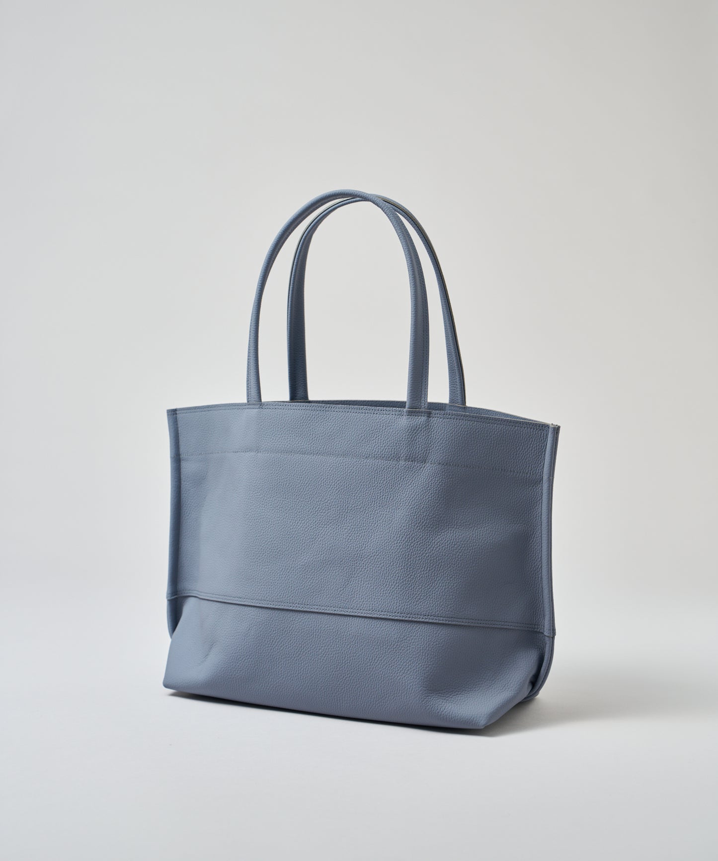 #51b《BF SALE 30%》ワイドトートM（powder blue）/ 牛革・フィリップ