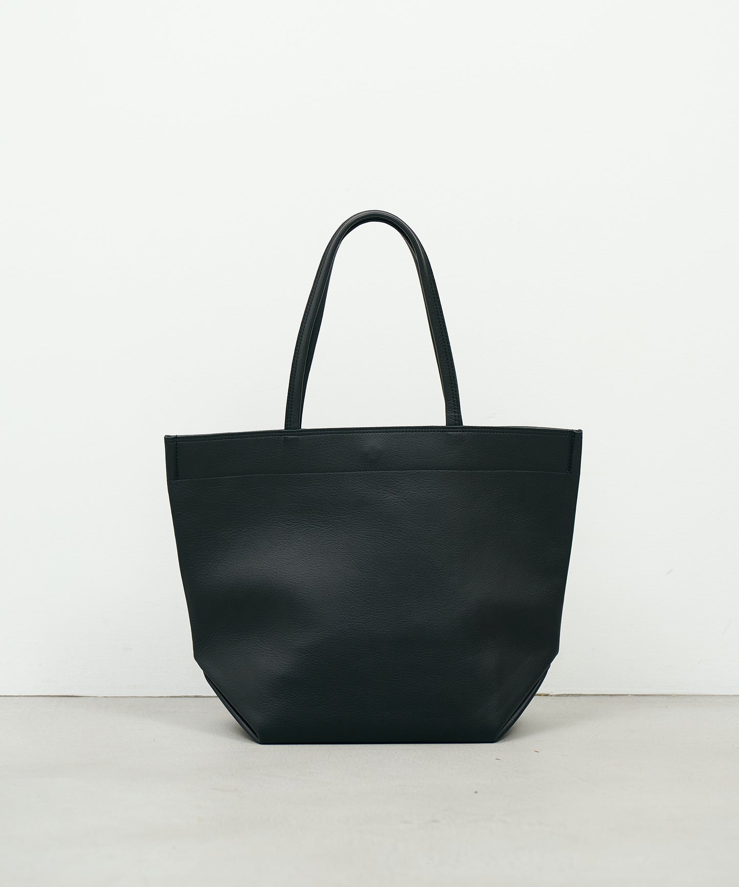 #52b《SALE 30%》ランチバッグM（black）/ 牛革・バレンシア