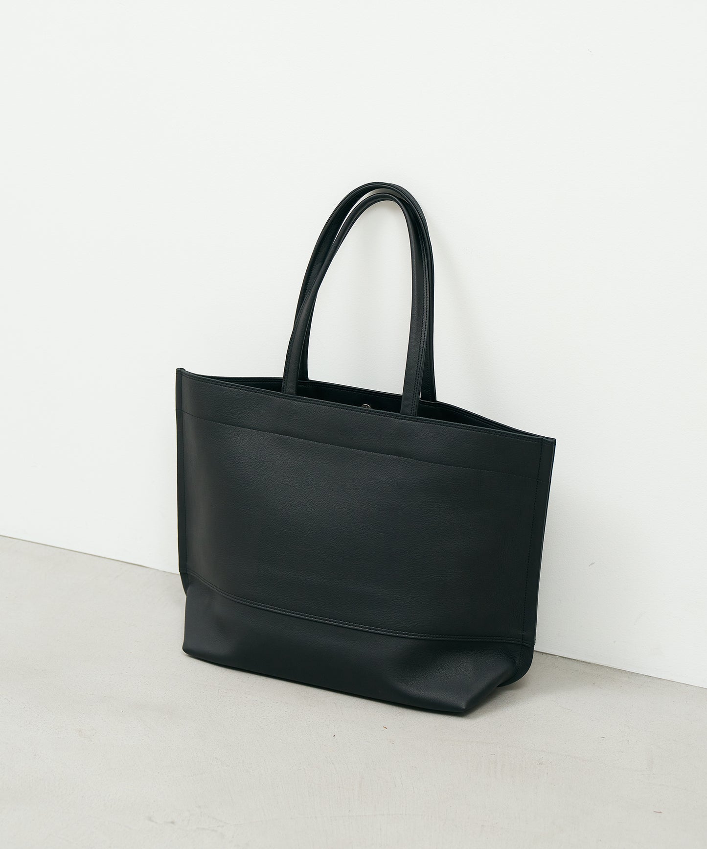 #52b/ ワイドトートL（black）/ 牛革・バレンシア