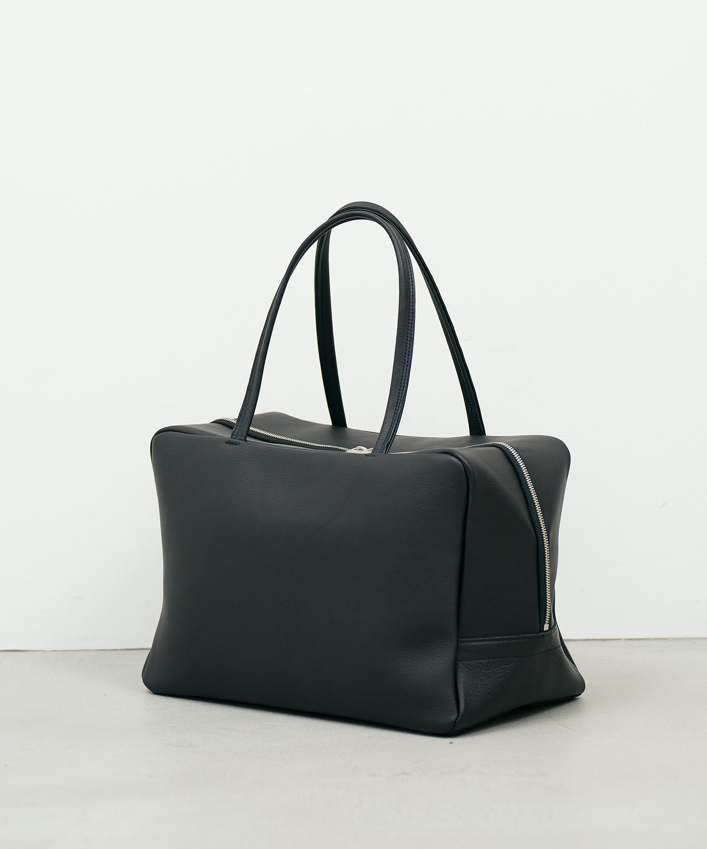 #52b/ スクエアダッフル M (black) / 牛革・バレンシア