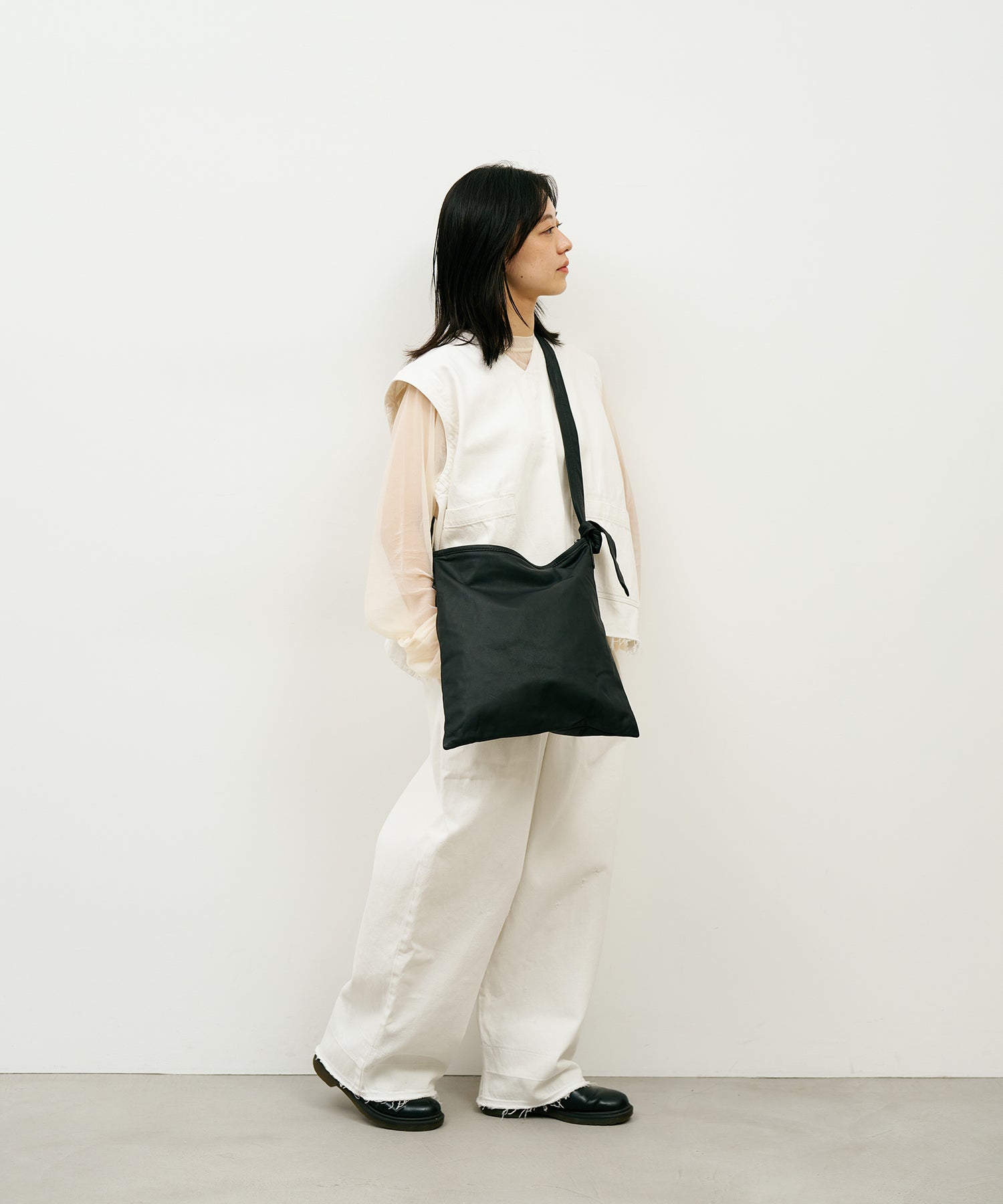 シンプルで柔らかいスクエア型のファスナー付きやぎ革ショルダーバッグ