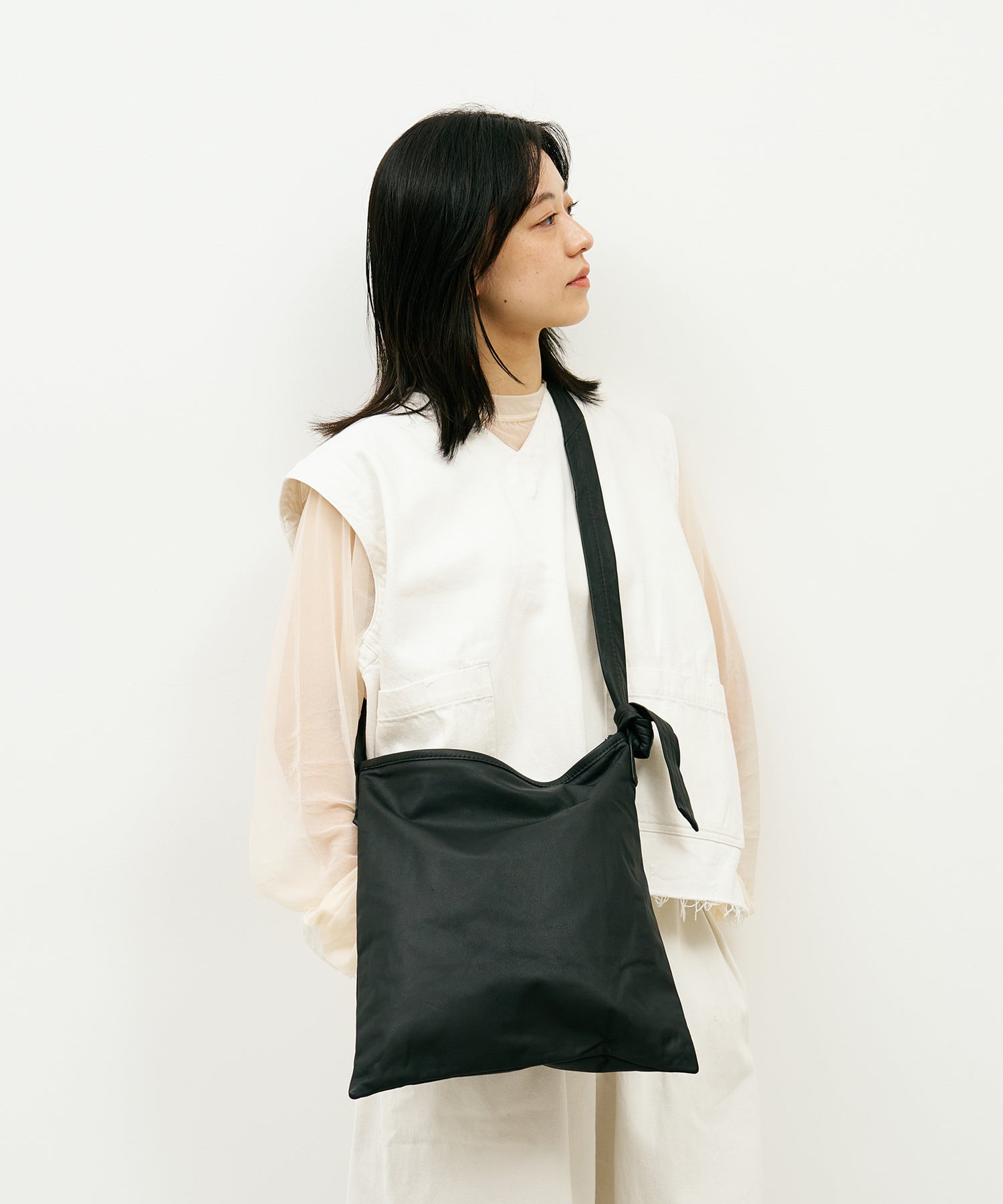 REN zipスクエアショルダーS (black) シンプルで柔らかいスクエア型のファスナー付きやぎ革ショルダーバッグ