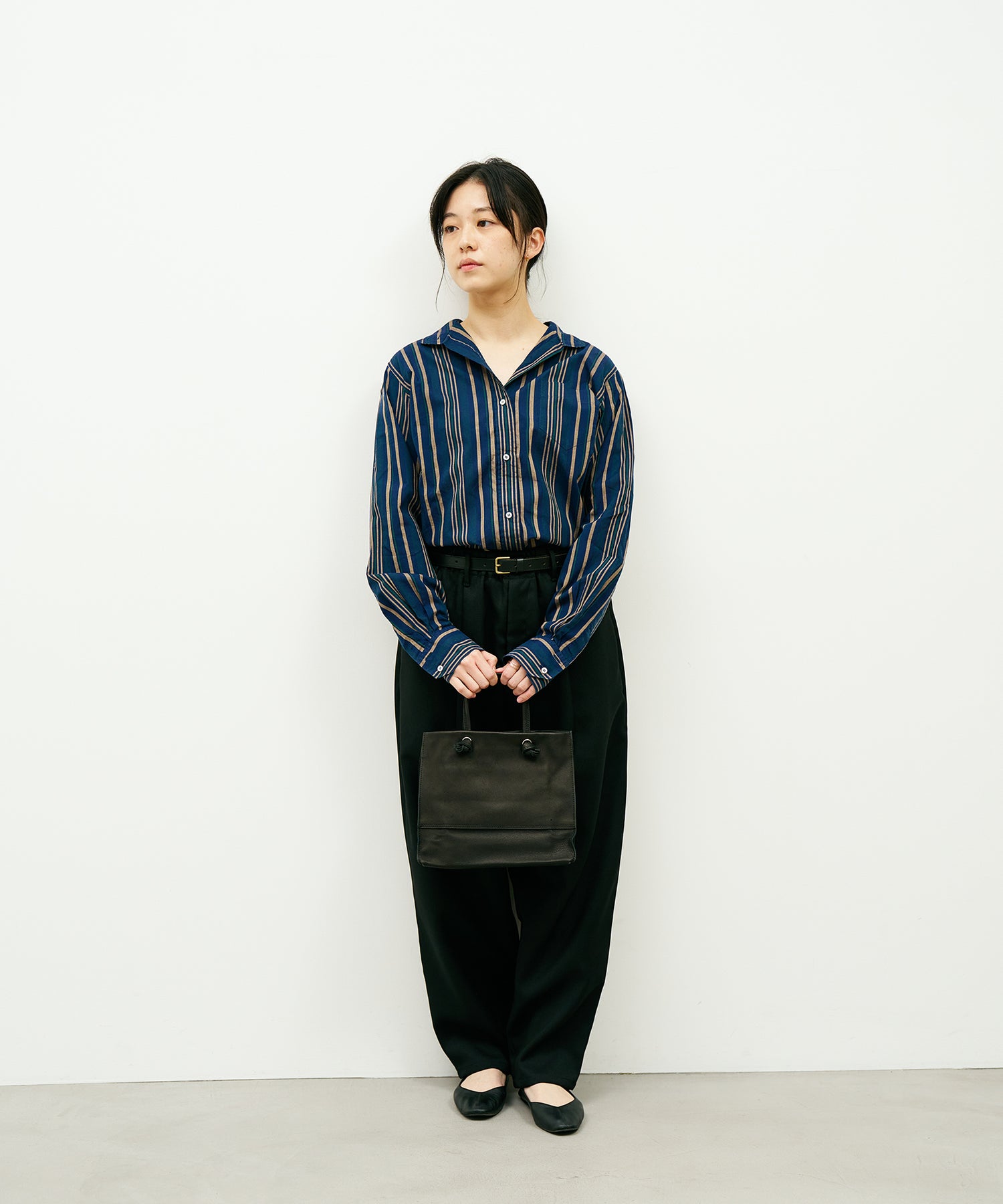 REN】《トートバッグ》シンプルで軽い、紙袋モチーフの四角いレザーバッグ