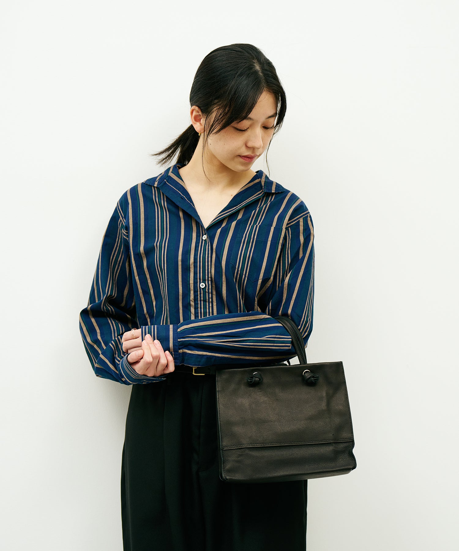 REN】《トートバッグ》シンプルで軽い、紙袋モチーフの四角いレザーバッグ
