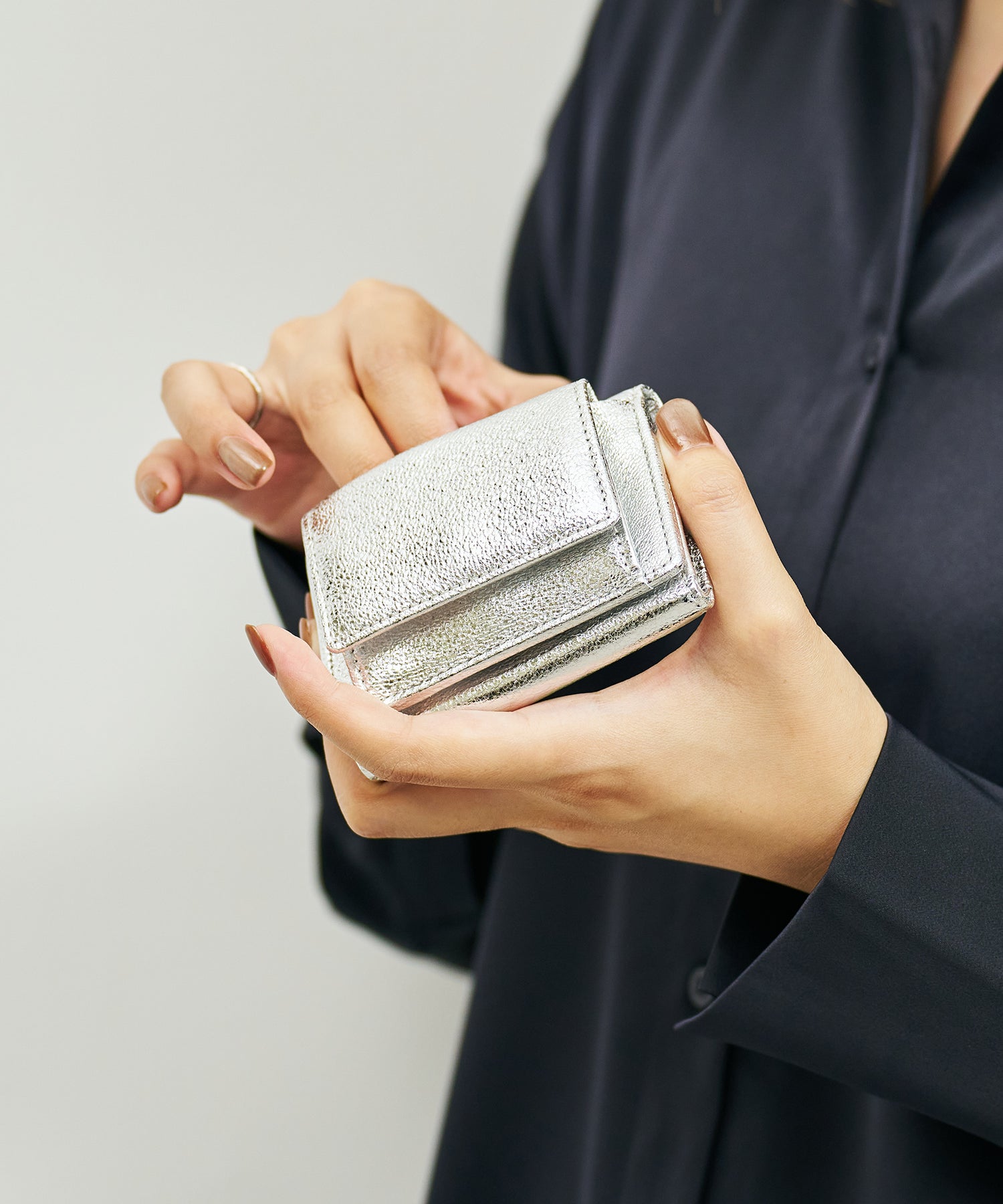 REN ミニウォレット やぎ革 グリッター シルバーミニウォレットsilver REN】本革を使用したグリッター素材のお財布が新登場！
