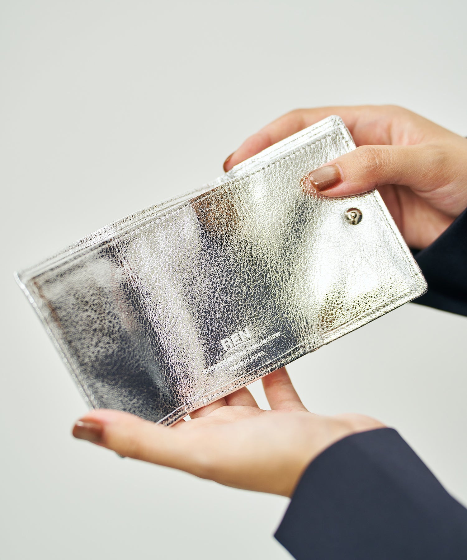 REN ミニウォレット やぎ革 グリッター シルバーミニウォレットsilver REN】本革を使用したグリッター素材のお財布が新登場！