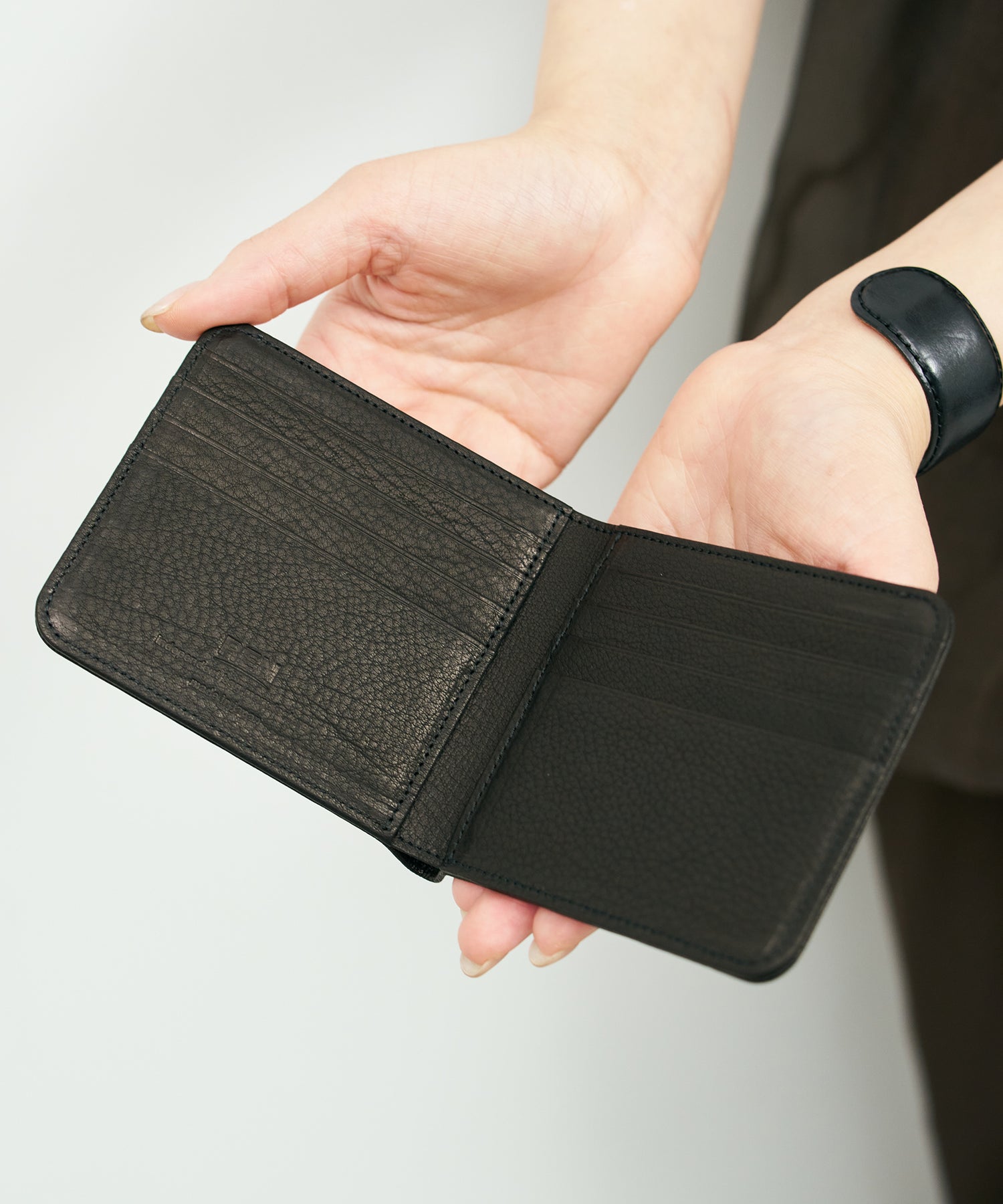 REN】《二つ折り財布》小銭ケースが外付けで動線スッキリな革財布。