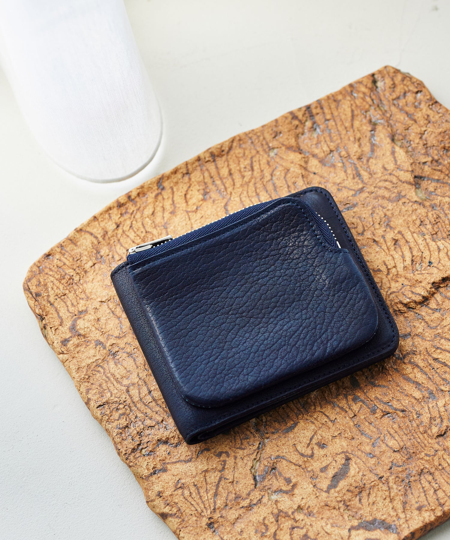 shirendon REN ネイビー 二つ折り財布 REN】《二つ折り財布》小銭ケースが外付けで動線スッキリな革財布。