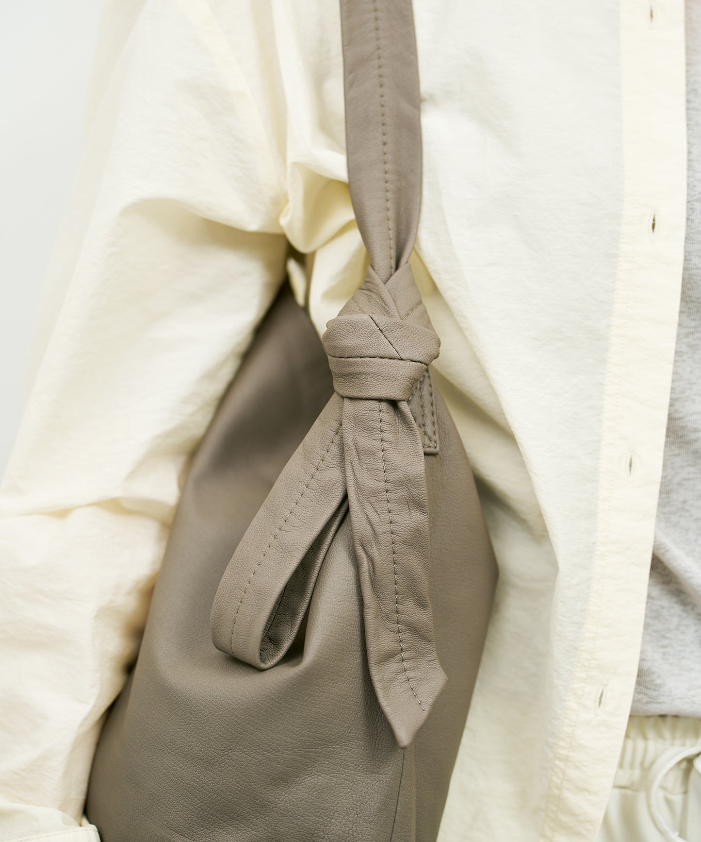 REN】《ショルダーバッグ / 2way》シンプルなやぎ革バッグ - 長さ調整 REN】《ショルダーバッグ / 2way》シンプルなやぎ革バッグ - 長さ調整