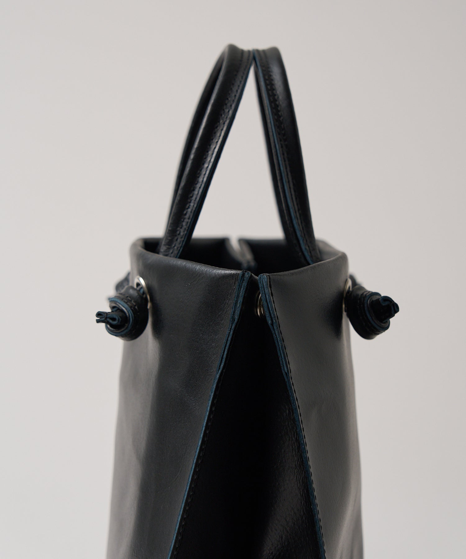 トートバッグ》シンプルで軽い、紙袋モチーフの四角いレザーバッグ – REN