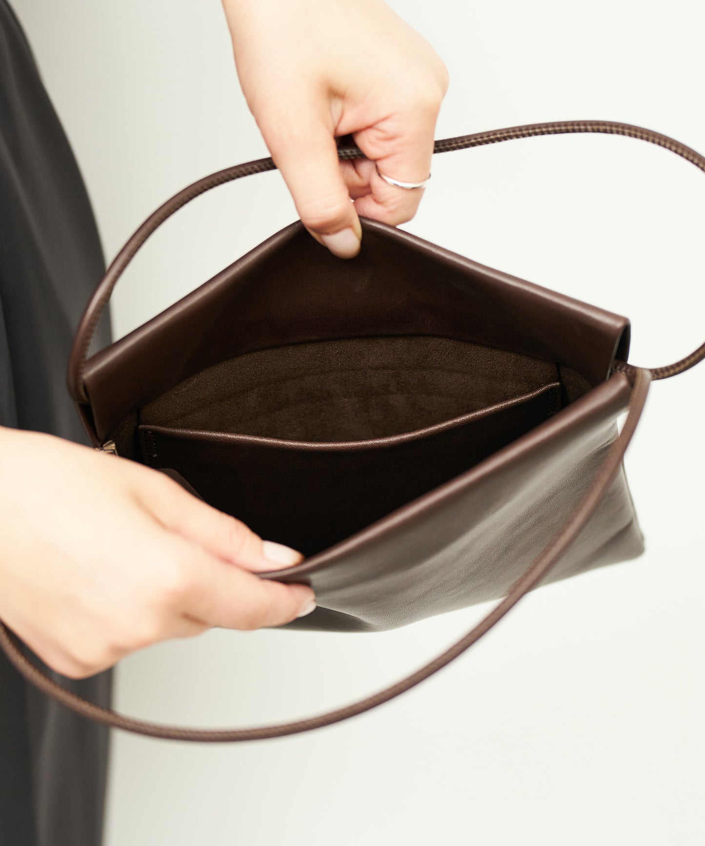 #45《BF SALE 10%》フロートミニトート（bitter brown）/ 牛革・アペルト