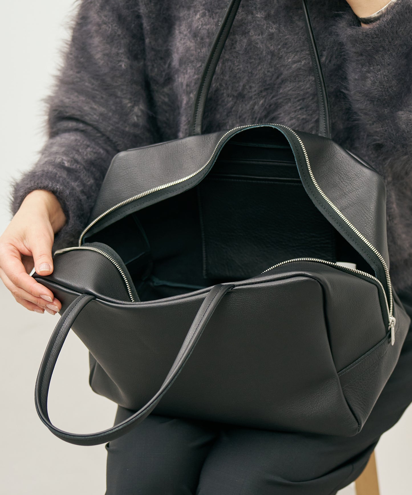 #52b/ スクエアダッフル M (black) / 牛革・バレンシア