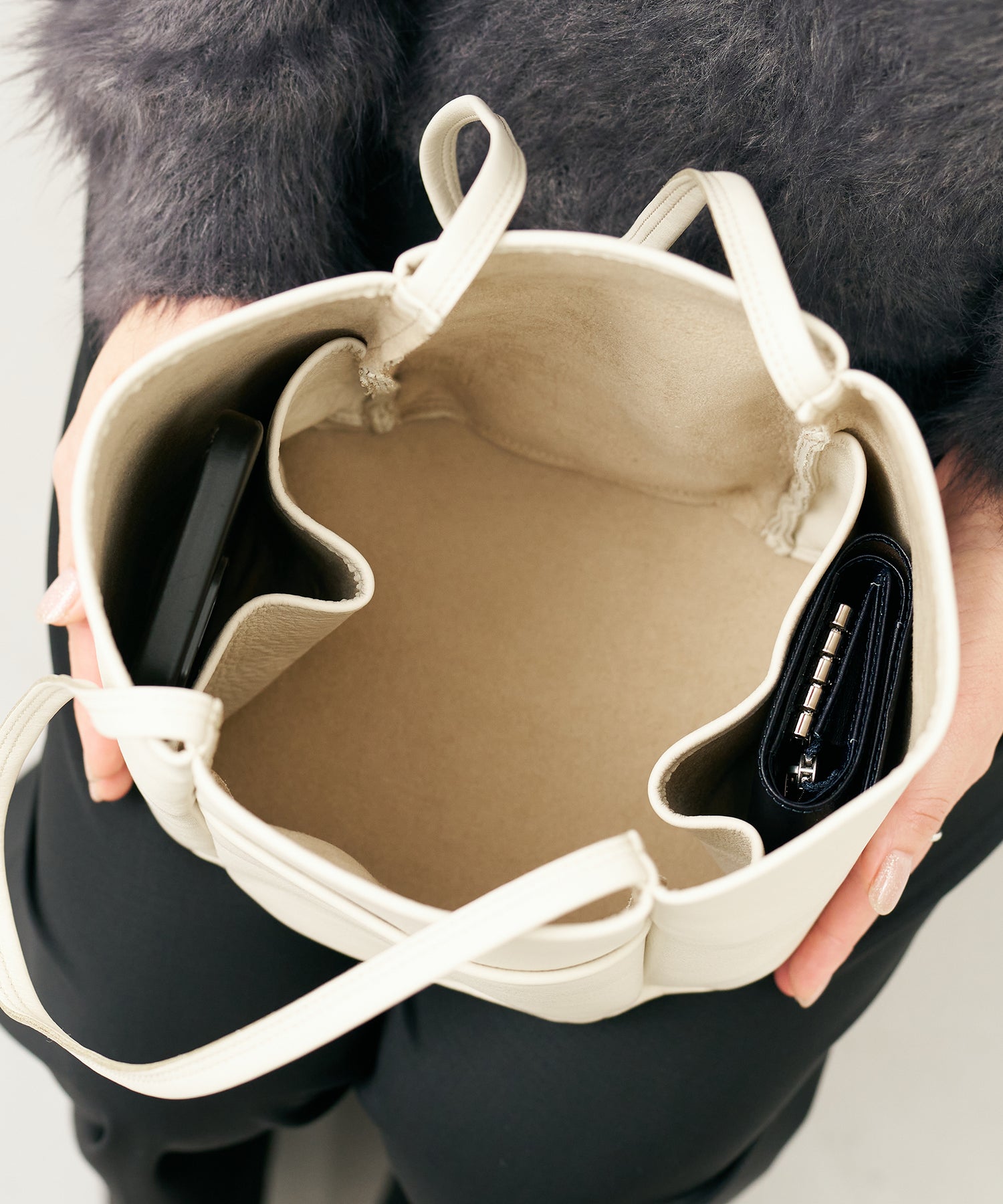 トートバッグ》シンプルで軽い、4ポケットの肩掛けトートバッグ – REN