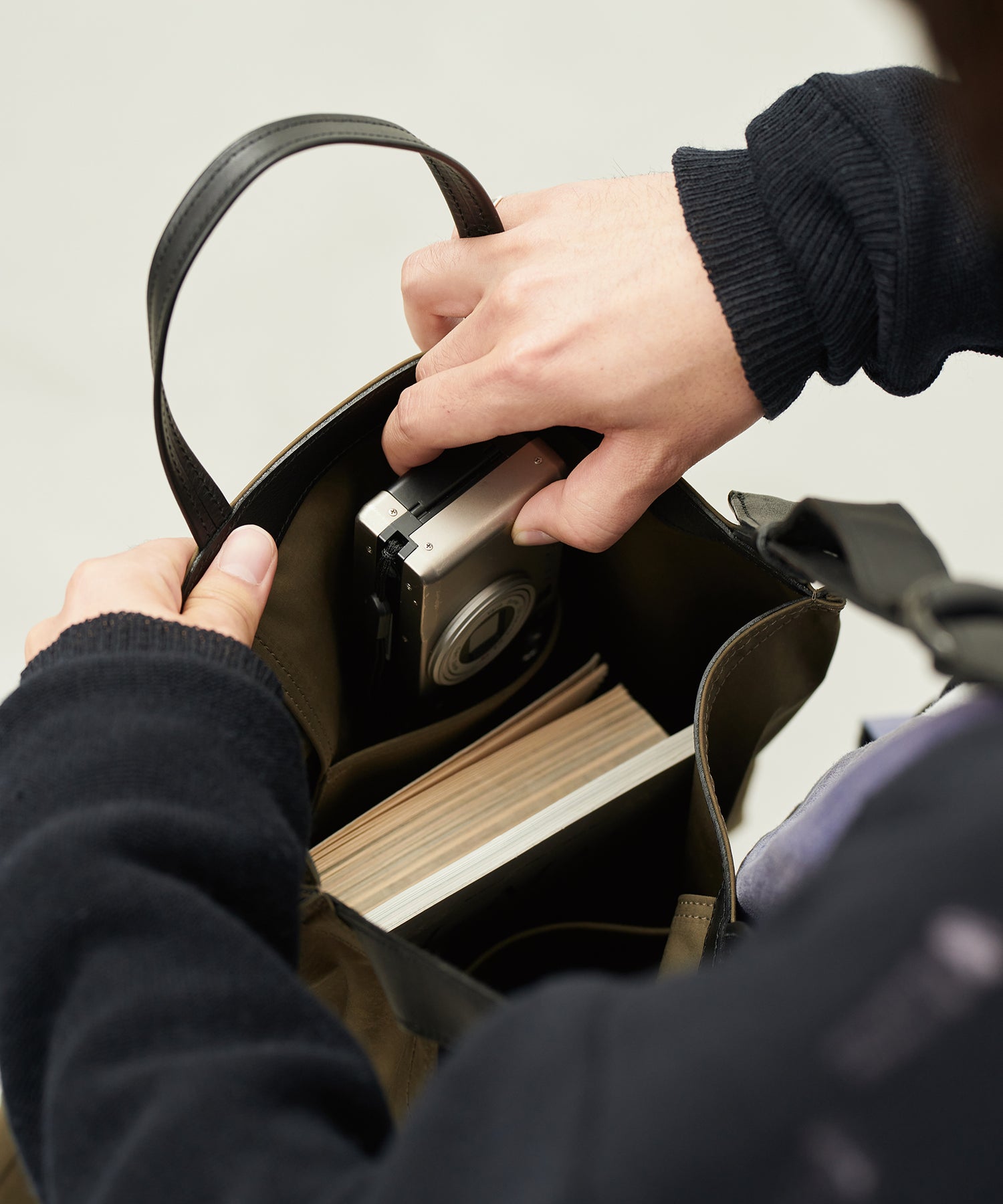 ショルダーバッグ》シンプルで軽い、高機能なミルスペック