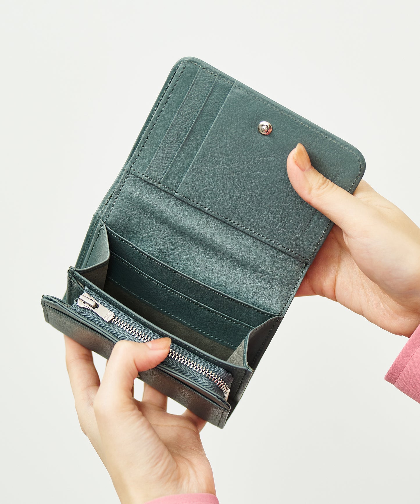 二つ折り財布》サブポケットも充実、たっぷり収納できる革財布