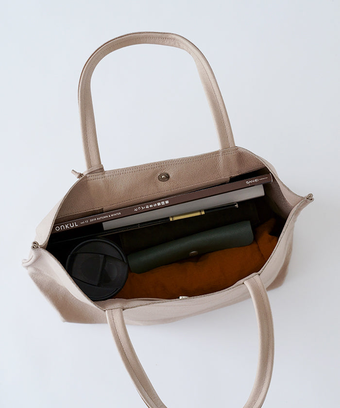 A4サイズ・13インチPCも収納可能 / ※ pink beige