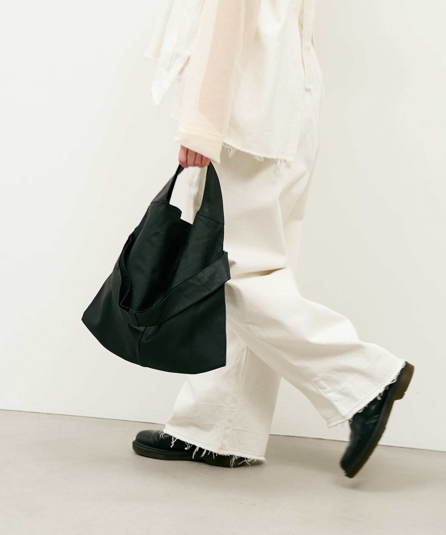 軽量で柔らかい、長時間の使用でも快適なやぎ革ののトートバッグ – REN