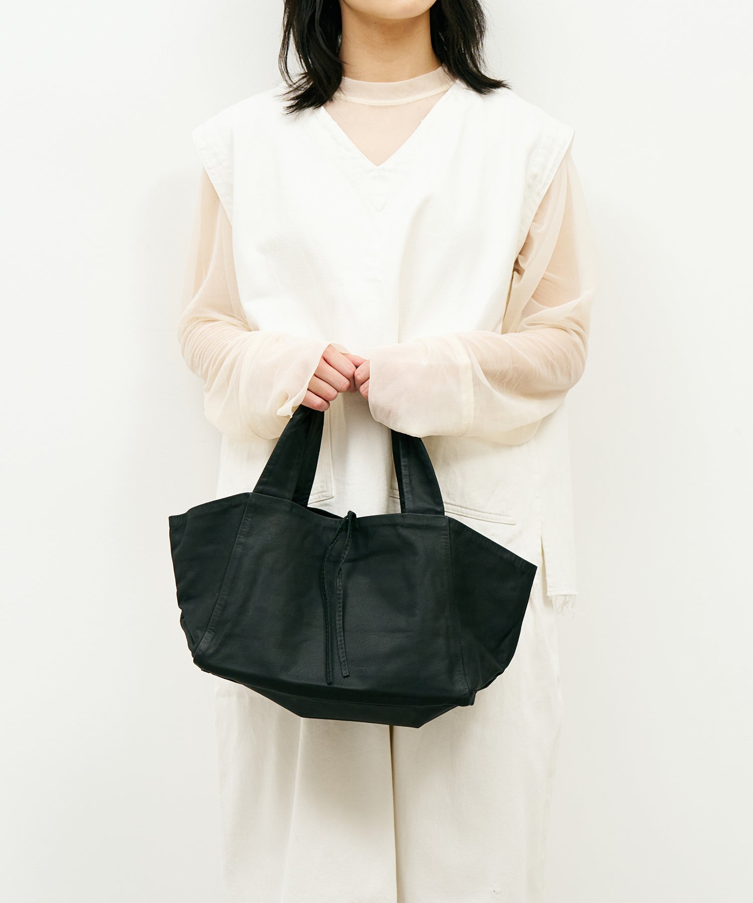 軽くて柔らかい横型やぎ革トートバッグ - ポケット豊富で実用的 – REN