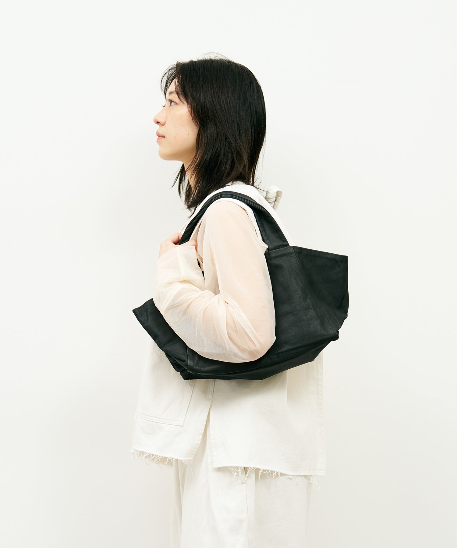 軽くて柔らかい横型やぎ革トートバッグ - ポケット豊富で実用的 – REN