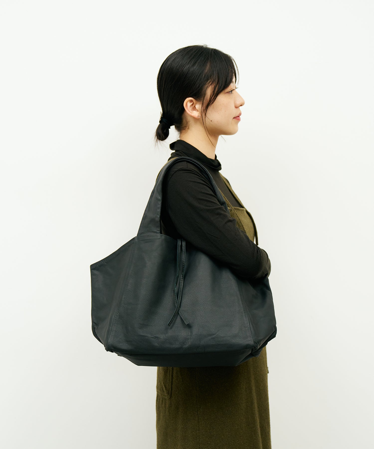 軽くて柔らかい横型やぎ革トートバッグ - ポケット豊富で実用的 – REN