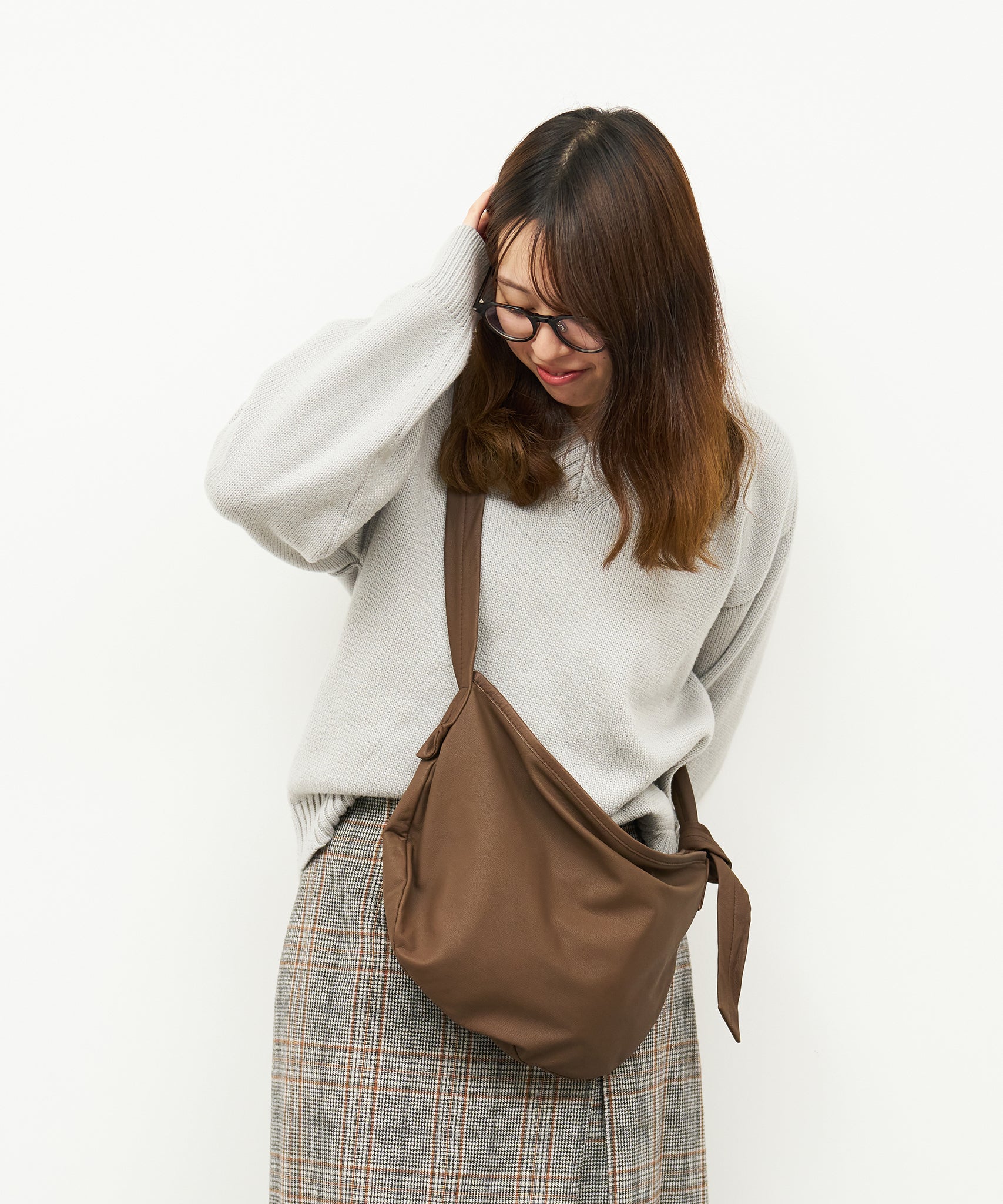 シンプルで柔らかいファスナー付きやぎ革ショルダーバッグ – REN