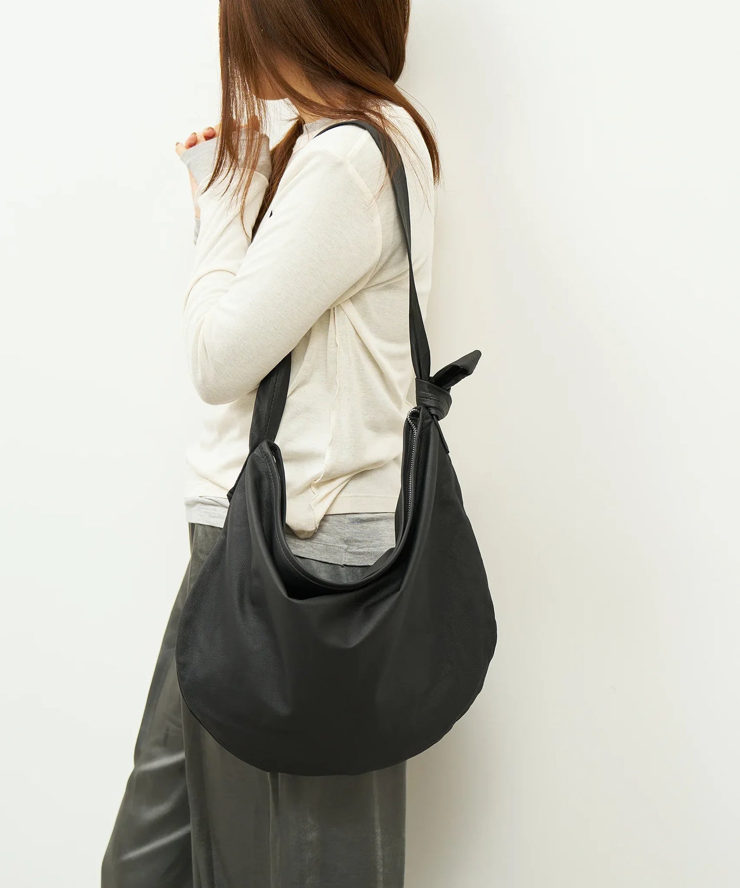 #11/ zipサークルショルダーM (black) / やぎ革・ベアー - REN